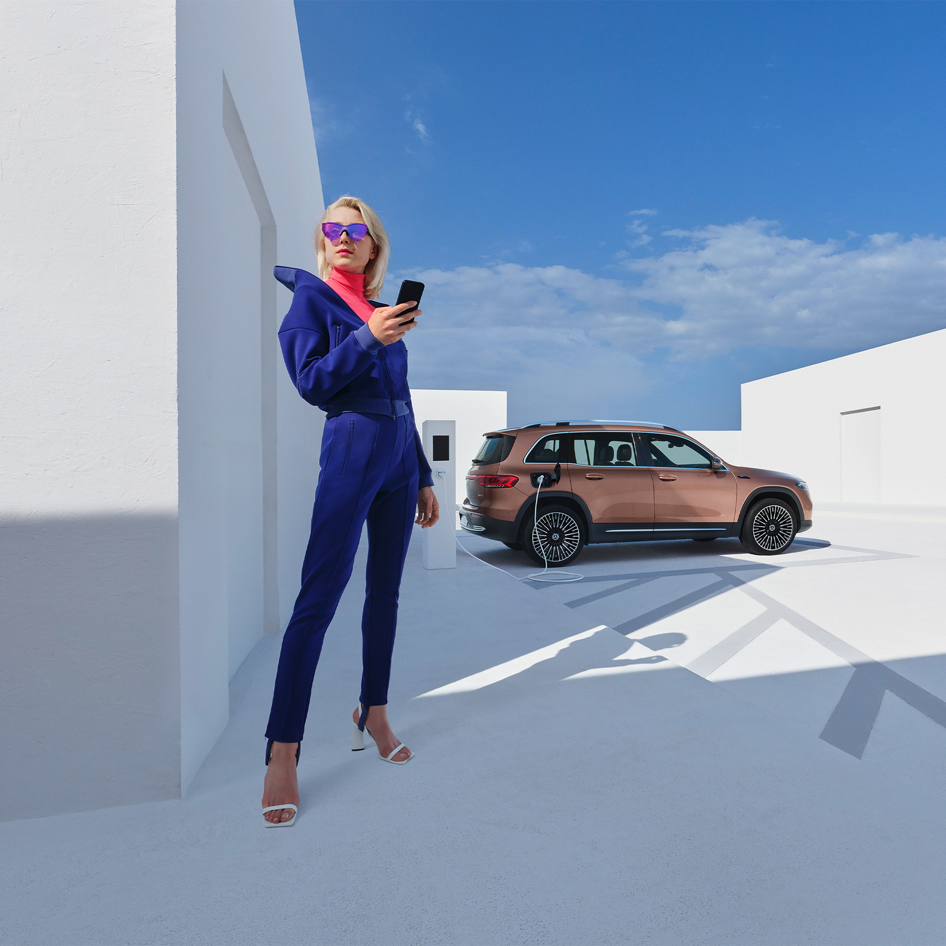 MB.CHARGE Public | Charge | Mercedes-Benz digitale tjenester En kvinde oplader sin Mercedes-Benz ved en IONITY-ladestation