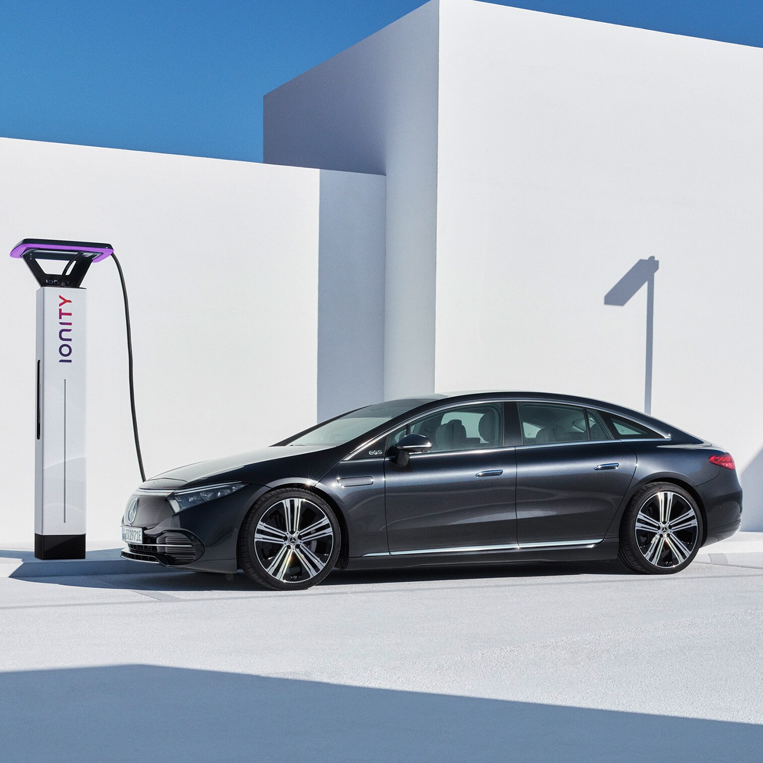 En Mercedes-Benz oplader via MB.CHARGE Public ved en IONITY-hurtigladestation