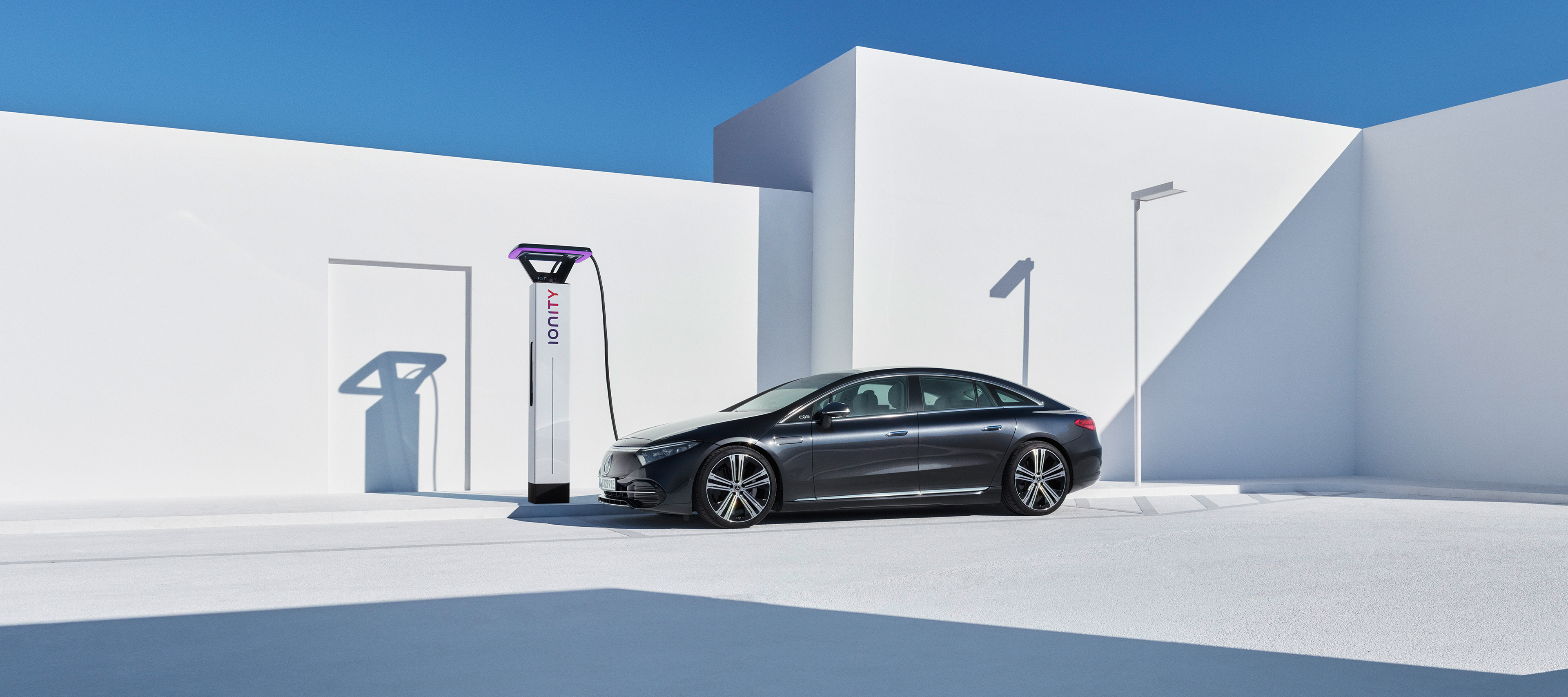 Charge | Mercedes-Benz digital services En Mercedes-Benz oplader via MB.CHARGE Public ved en IONITY-hurtigladestation