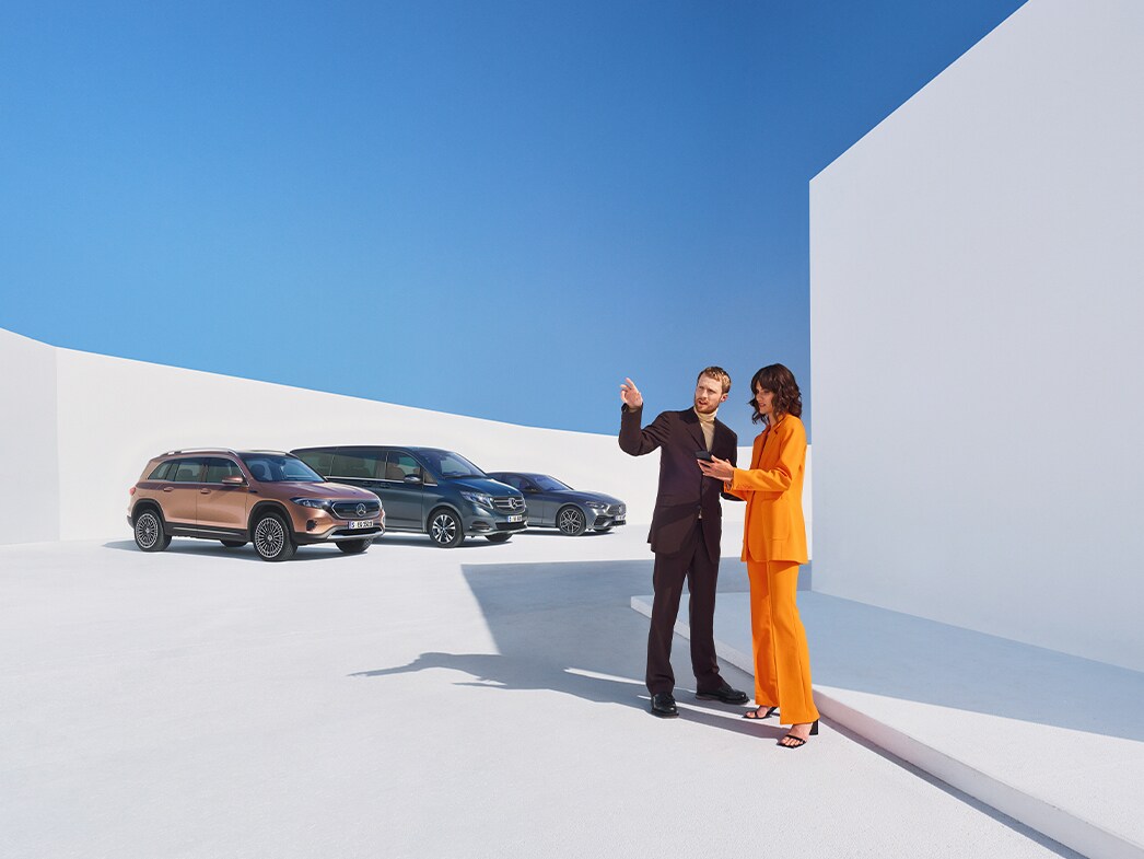 To personer taler om Mercedes-Benz digitale tjenester til erhvervskunder