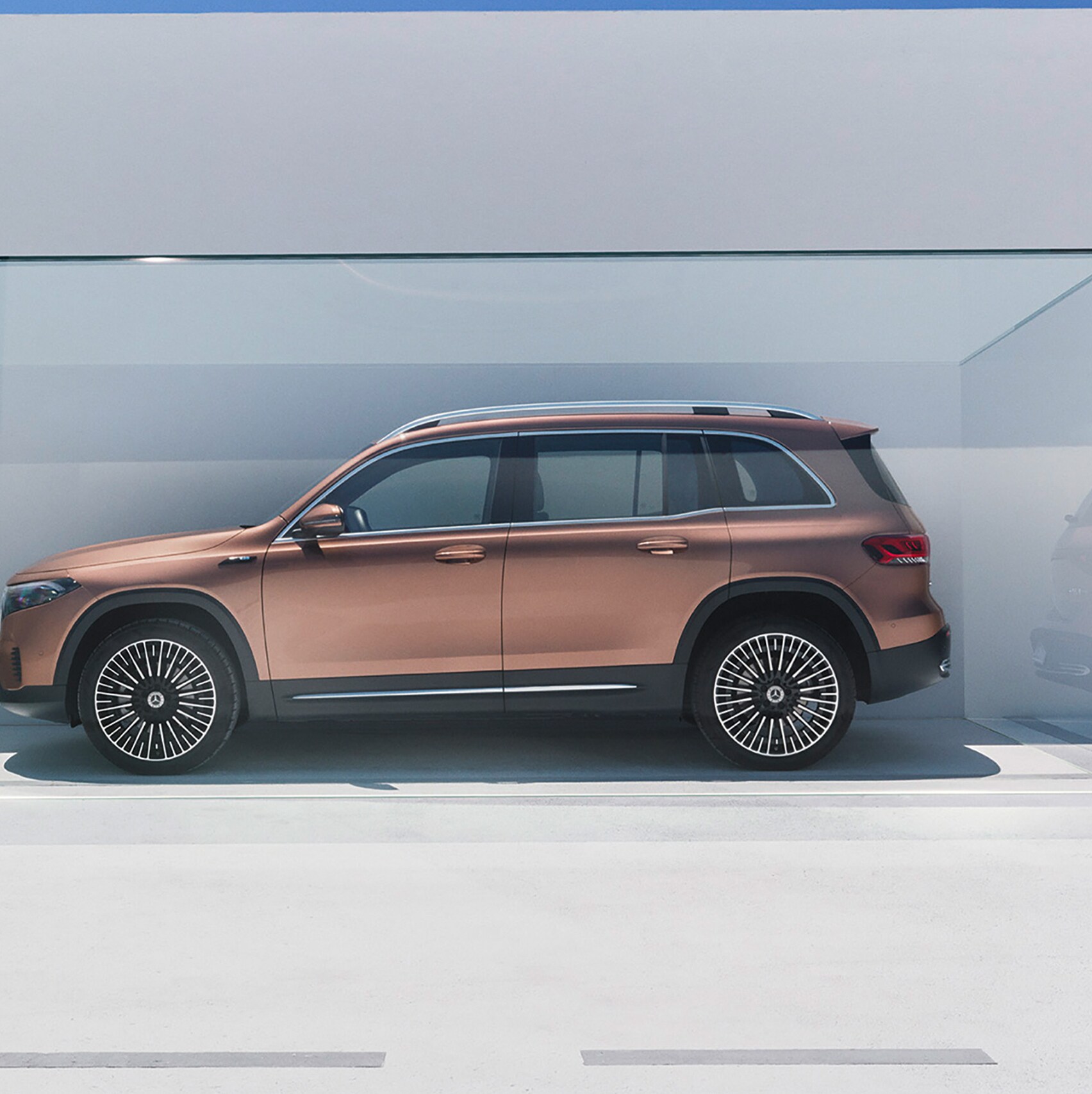 Sammenligning af moderne SUV i glaskasse med ældre bil i minimalistisk udtryk