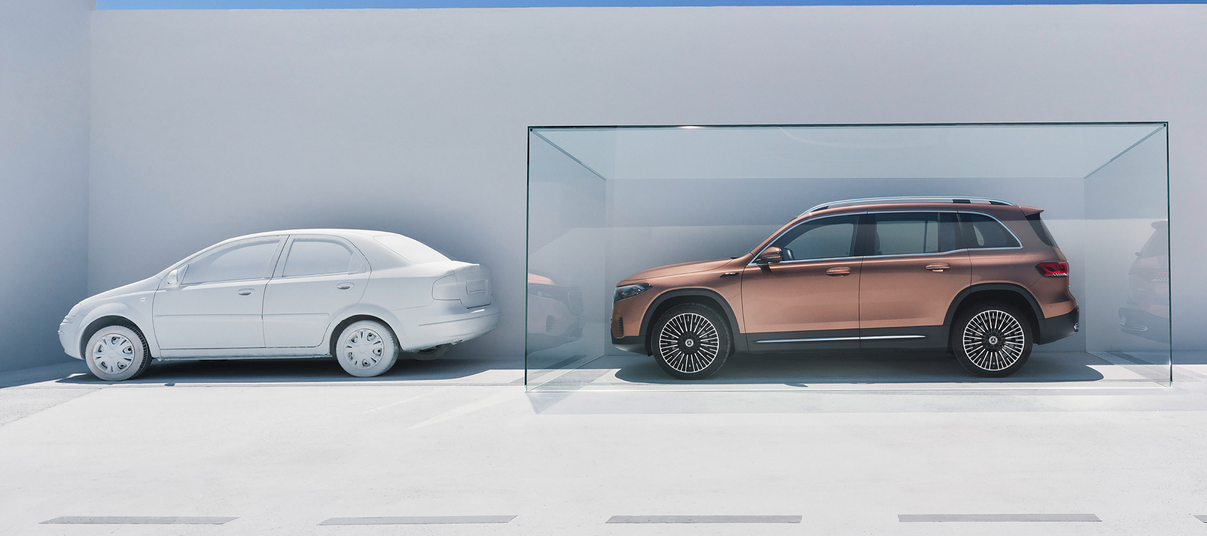 GUARD 360˚ | Mercedes.Benz digitale tjenester Sammenligning af moderne SUV i glaskasse med ældre bil i minimalistisk udtryk