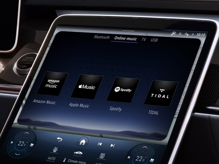 Forskellige musikstreamingudbydere vises i displayet i en Mercedes-Benz