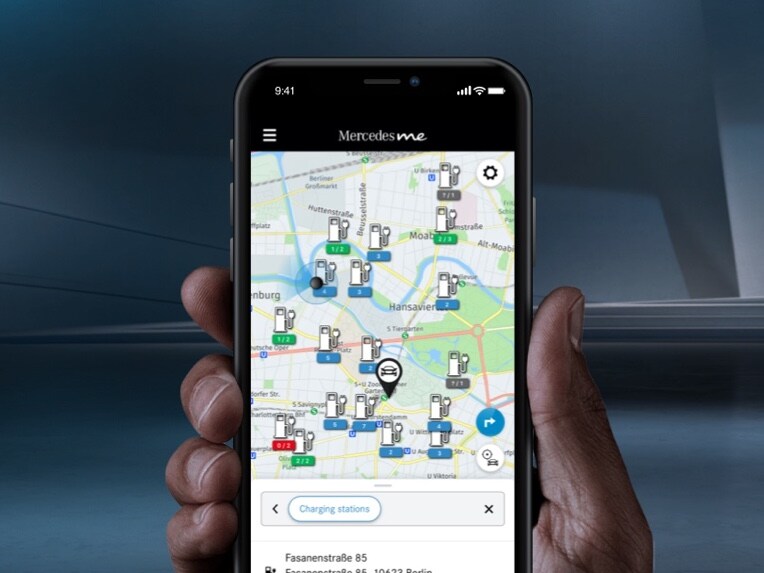 Ladestationer i nærheden vises på smartphone i Mercedes-Benz appen
