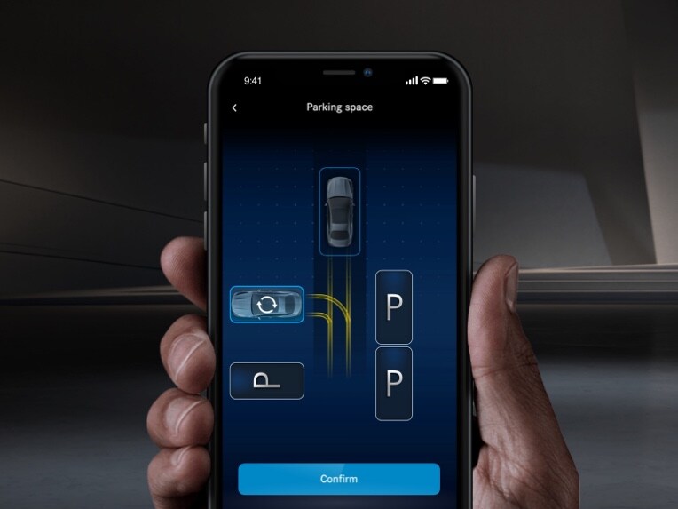 Smartphone bruges til at parkere en Mercedes-Benz via appen Remote Parking Assist