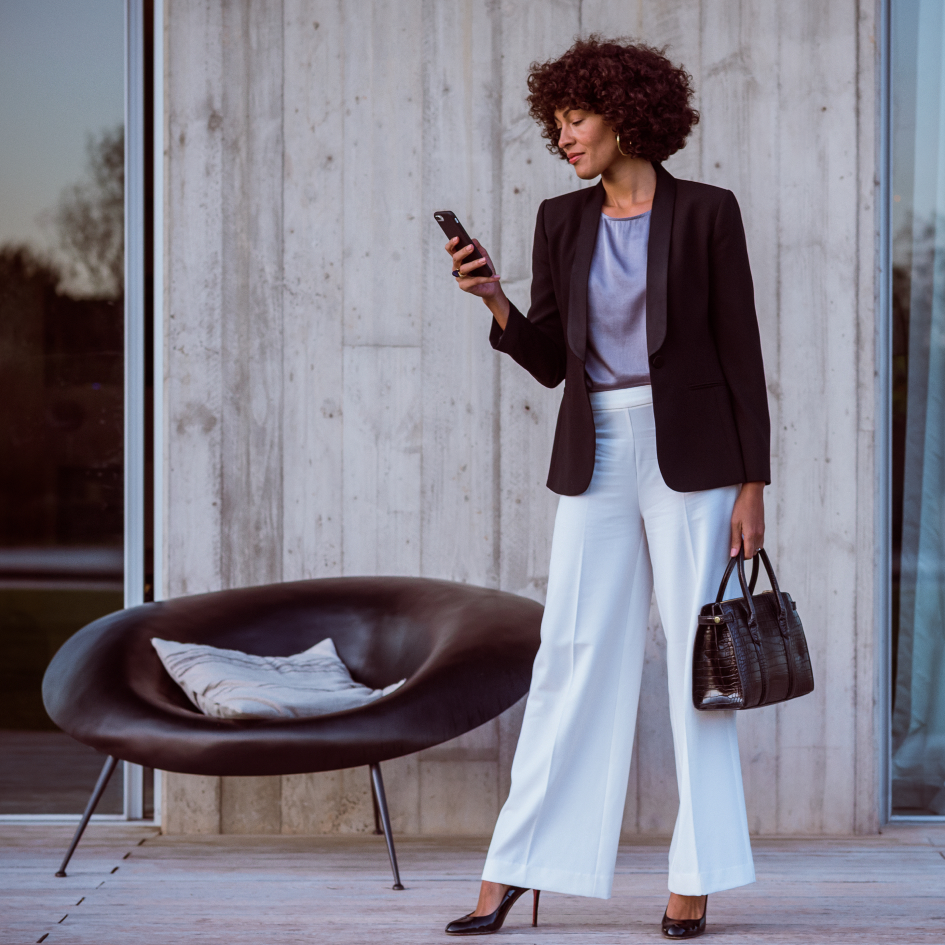 Mercedes-Benz app | Mercedes me ID | Mercedes-Benz digitale tjenester Kvinde opretter forbindelse til Mercedes-Benz appen på sin smartphone