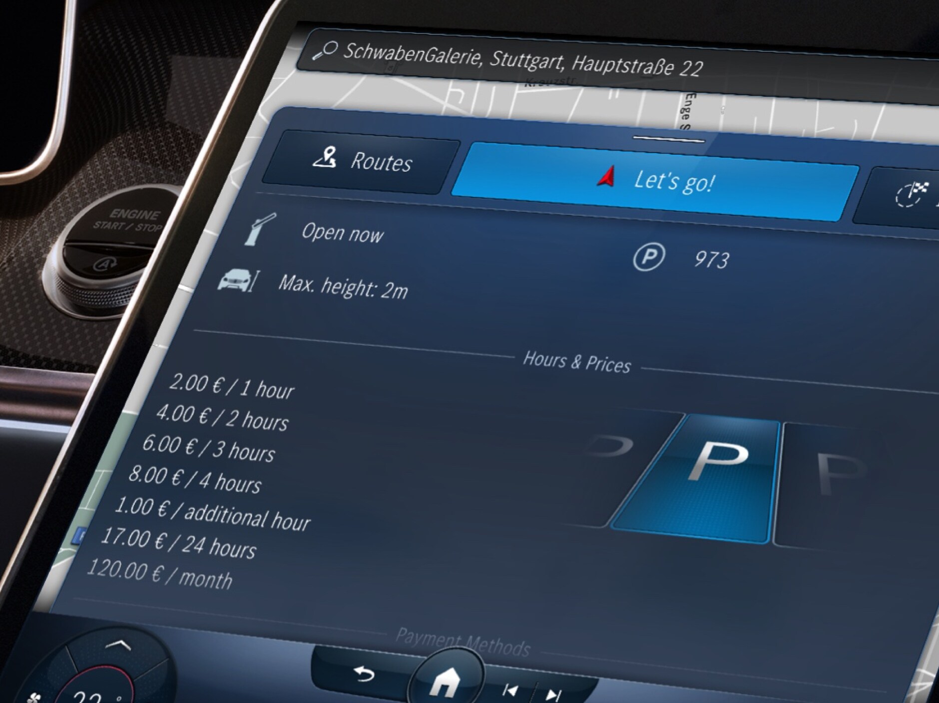På MBUX multimediesystemets skærm vises tilgængelige parkeringspladser
