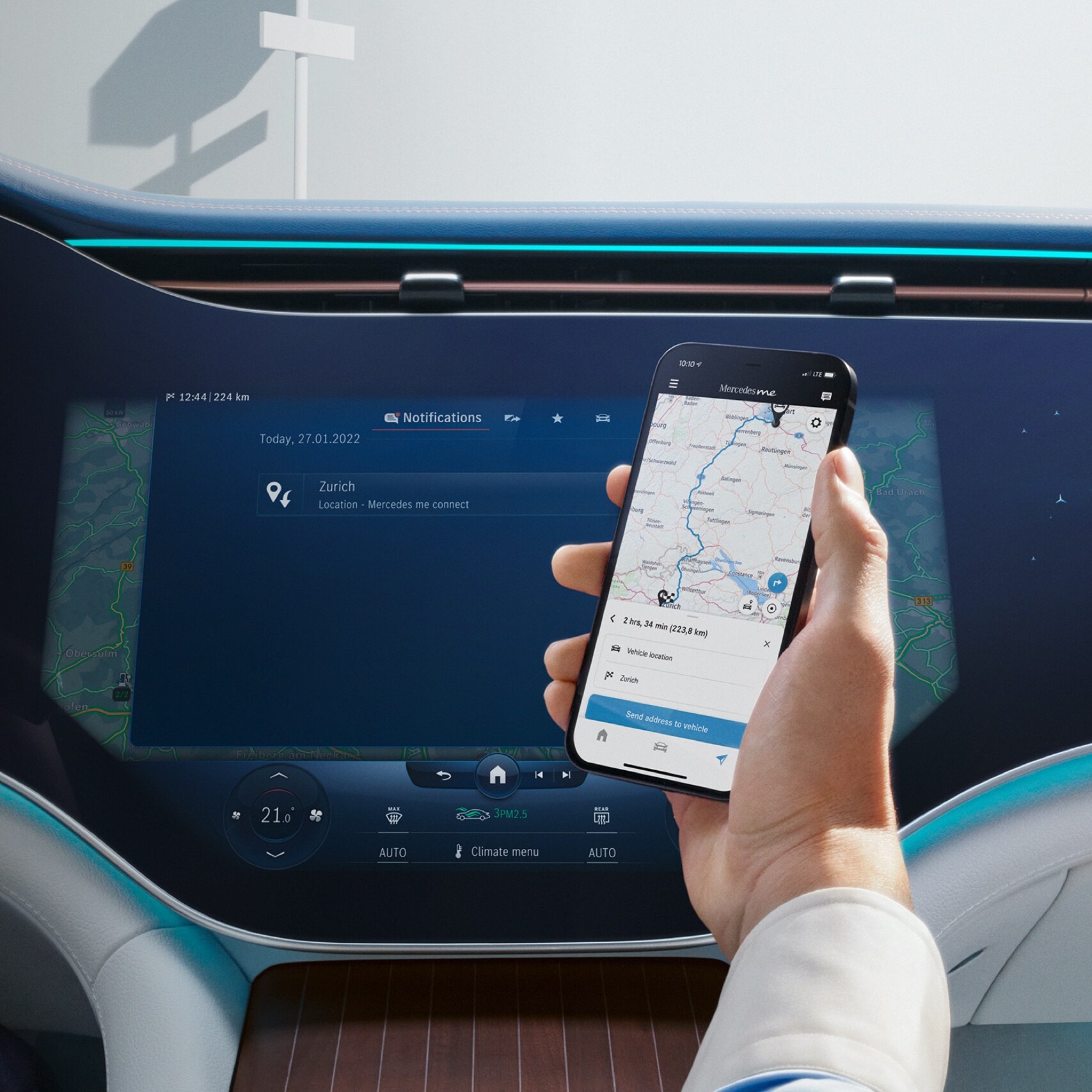 Person åbner Mercedes-Benz appen på sin smartphone