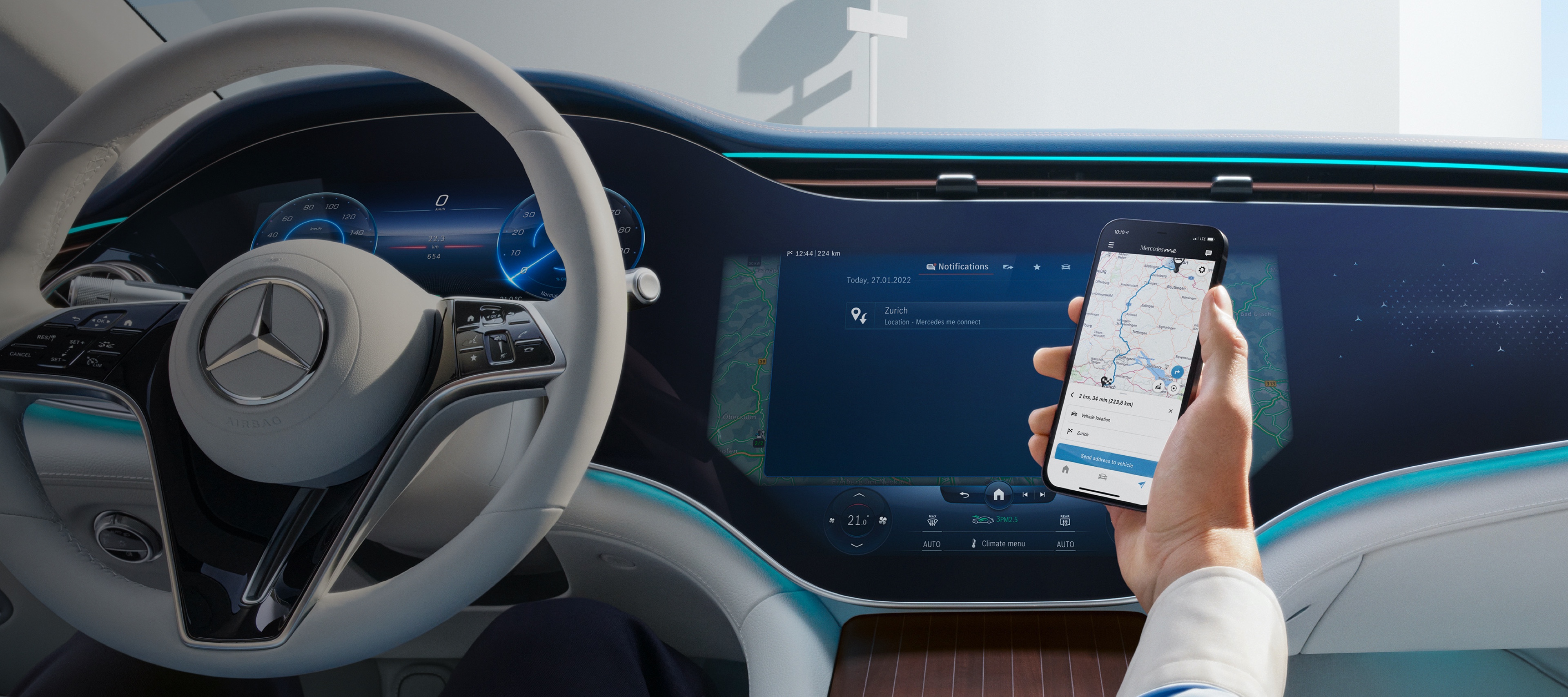 Apps | Mercedes-Benz digitale tjenester Person åbner Mercedes-Benz appen på sin smartphone