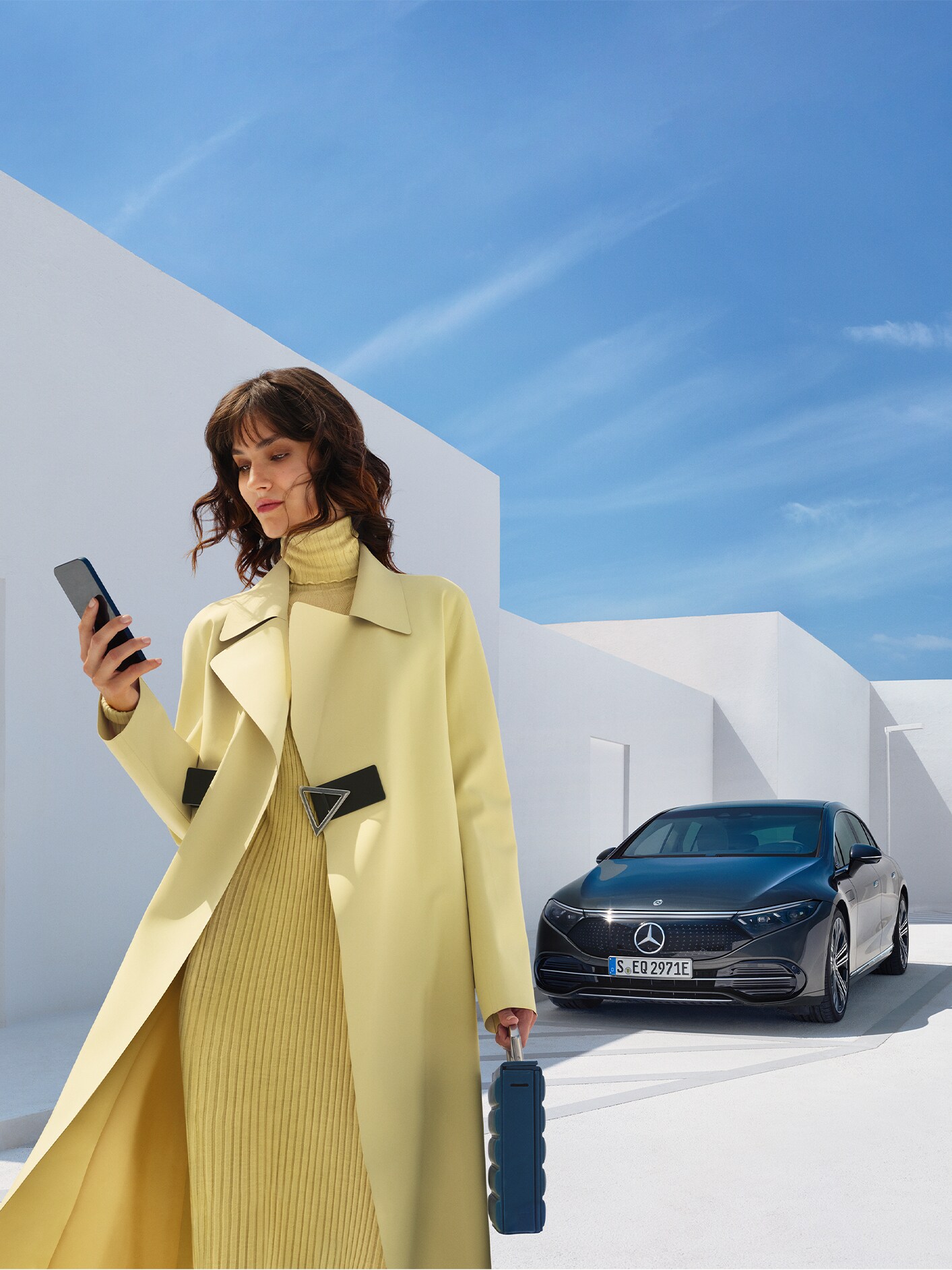 Kvinde køber digital tjenester til sin Mercedes-Benz via en smartphone