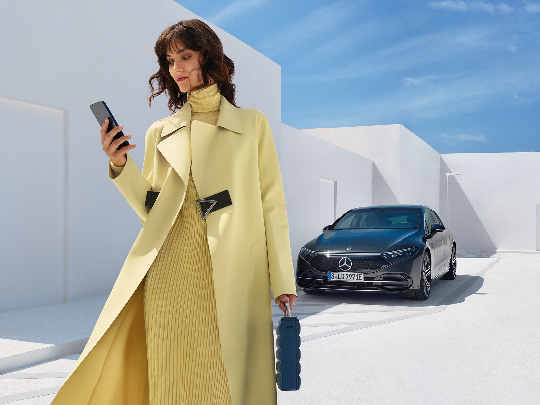 Kvinde køber digital tjenester til sin Mercedes-Benz via en smartphone