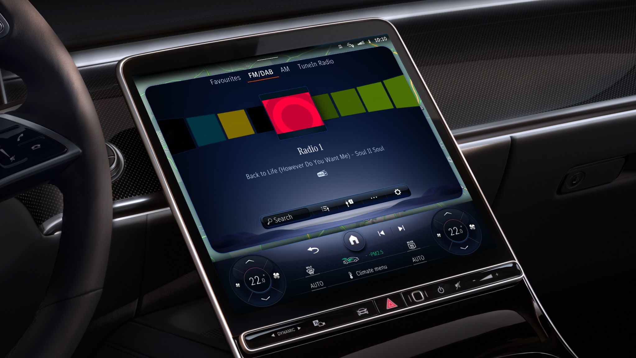 Udvidet radioinformation via mobildata | Underholdning | Mercedes-Benz digitale tjenester MBUX multimediesystemet i en Mercedes-Benz viser radiostationer fra hele verden