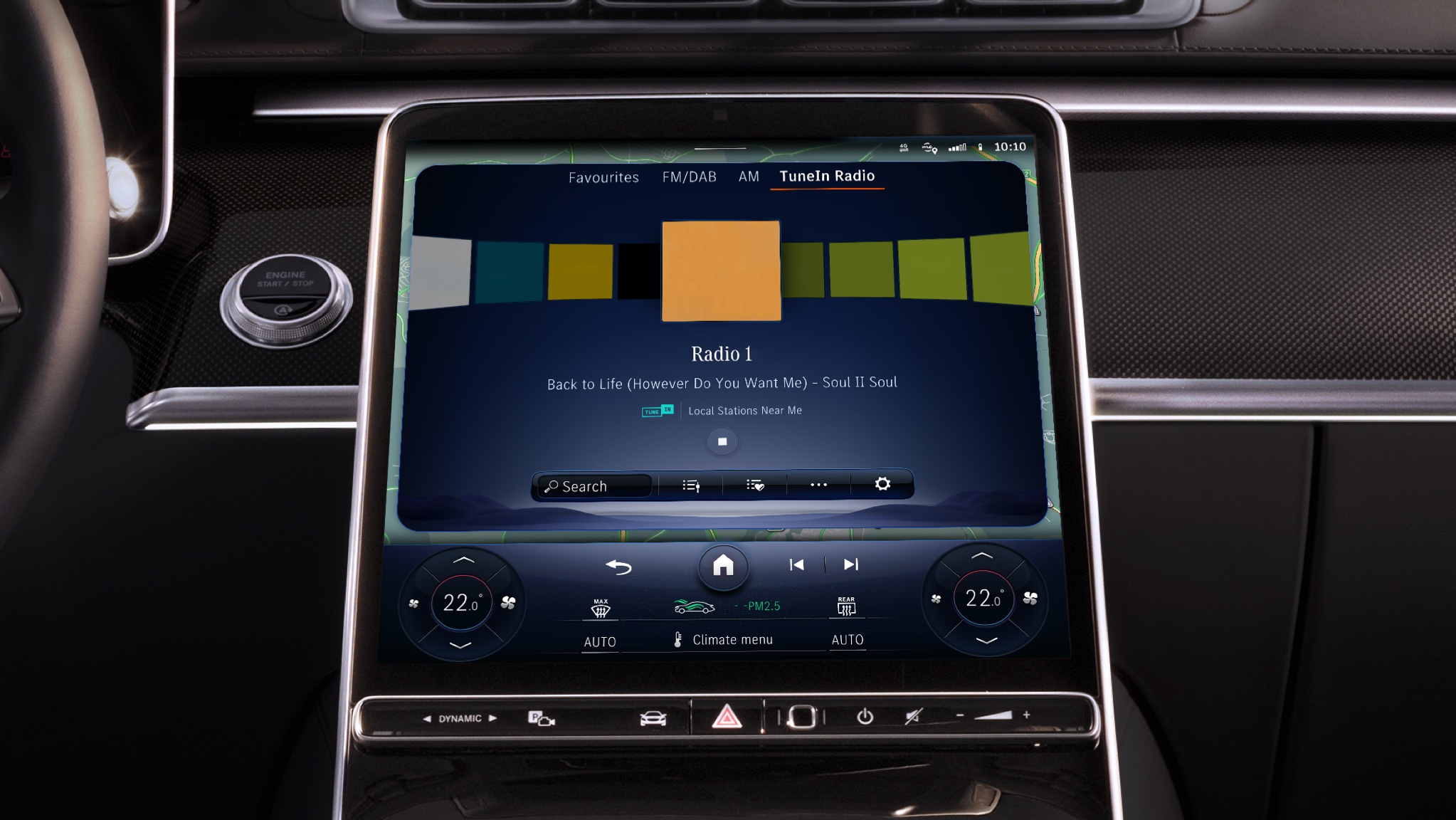 Internetradio | Underholdning | Mercedes-Benz digitale tjenester MBUX multimediesystemet viser information som f.eks. kunstner, nummer og albumcover