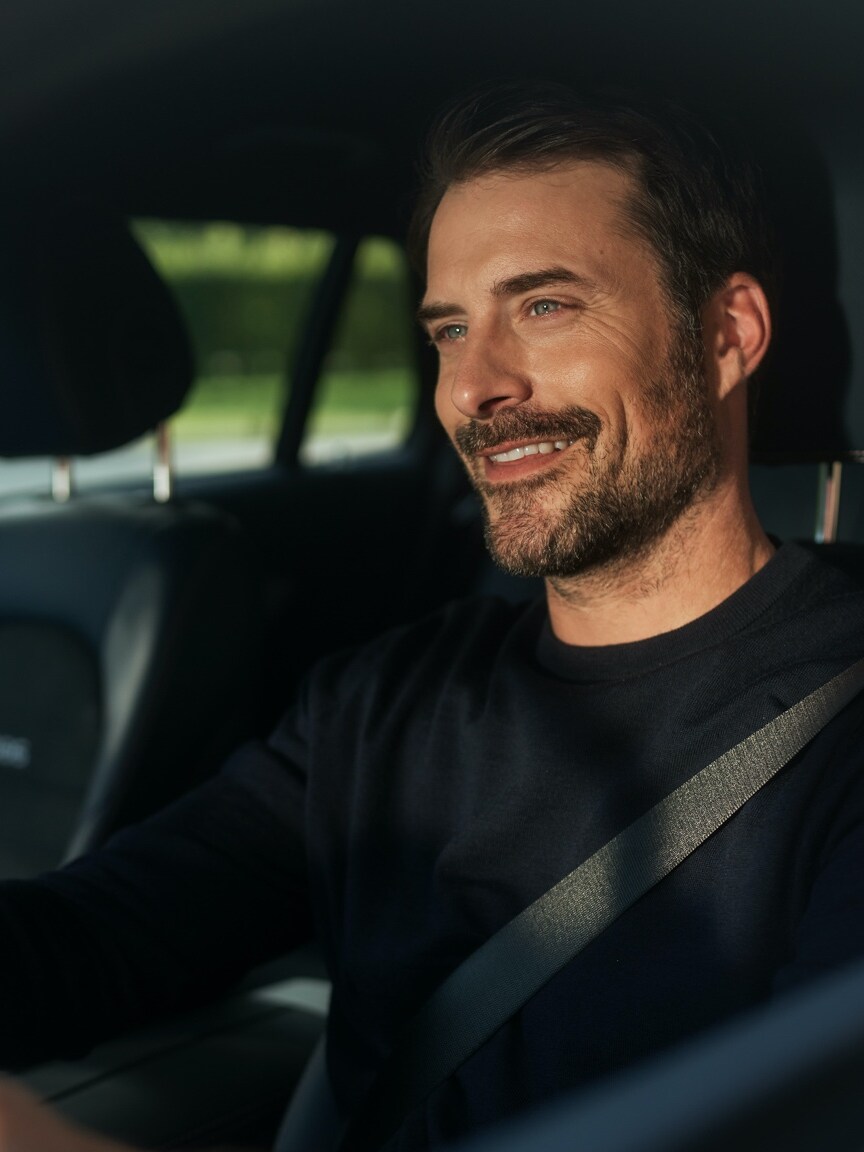 En mand lytter til internetradio uden afbrydelser i sin Mercedes-Benz takket