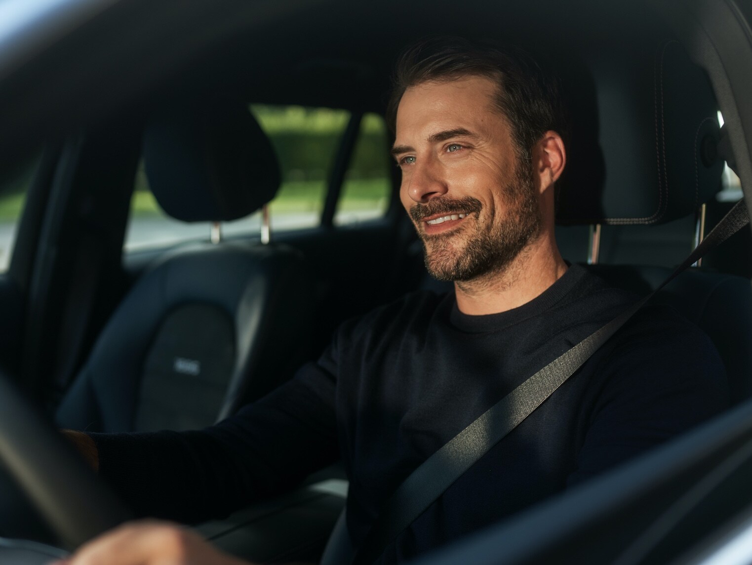 En mand lytter til internetradio uden afbrydelser i sin Mercedes-Benz takket