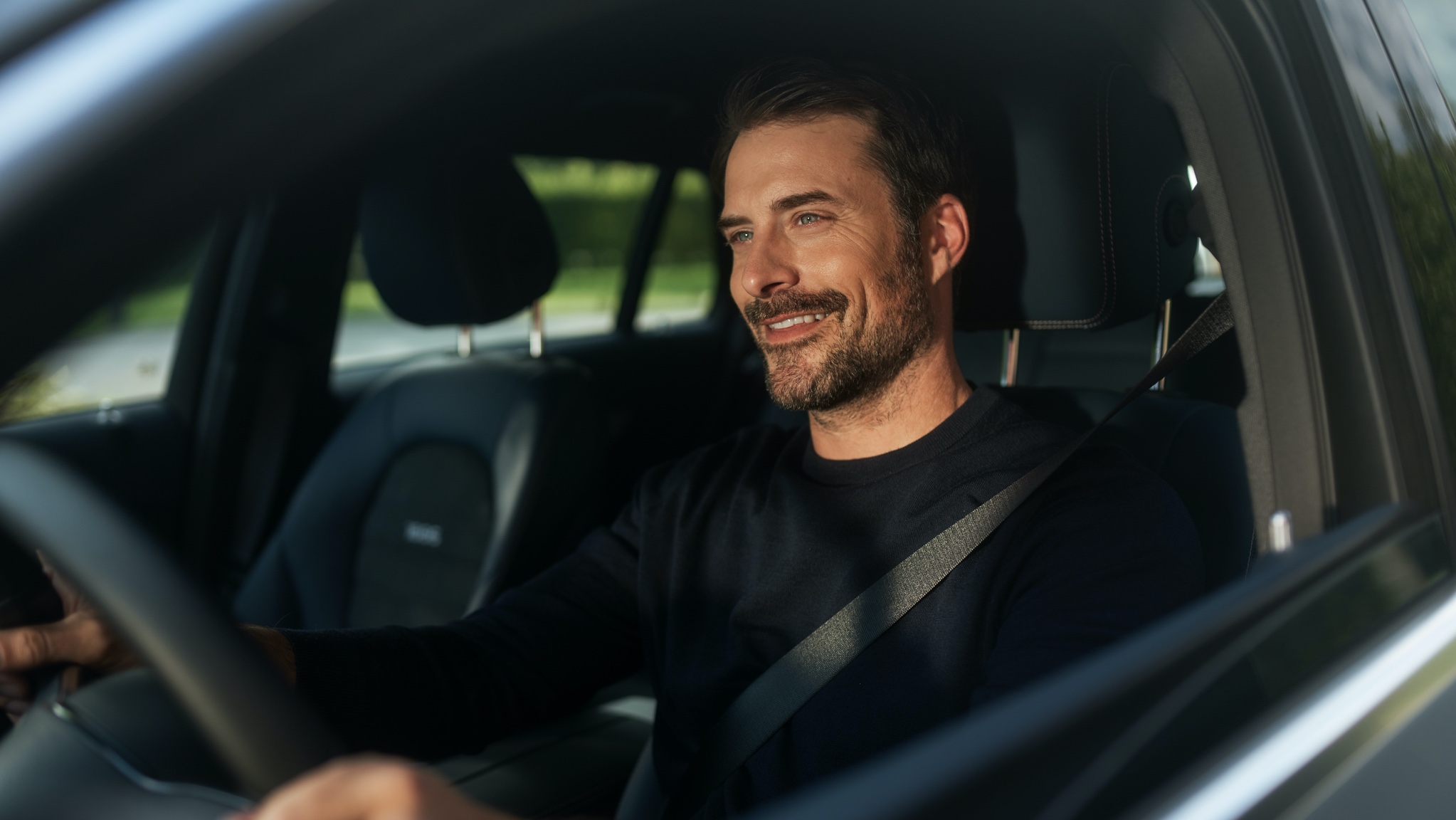 Radioservice via mobildata | Underholdning | Mercedes-Benz digitale tjenester En mand lytter til internetradio uden afbrydelser i sin Mercedes-Benz takket