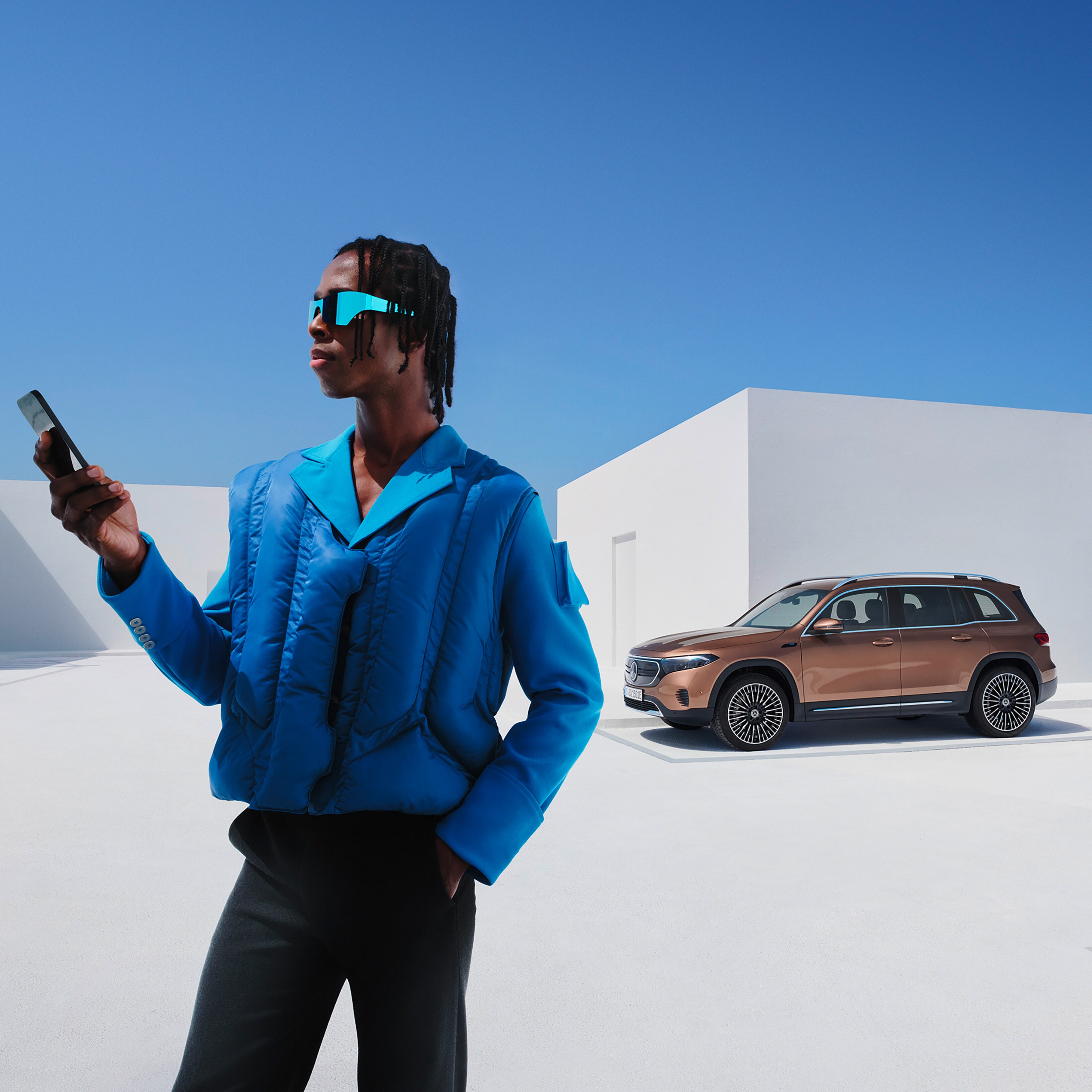 Mand tjekker Mercedes-Benz bilstatus via smartphone app