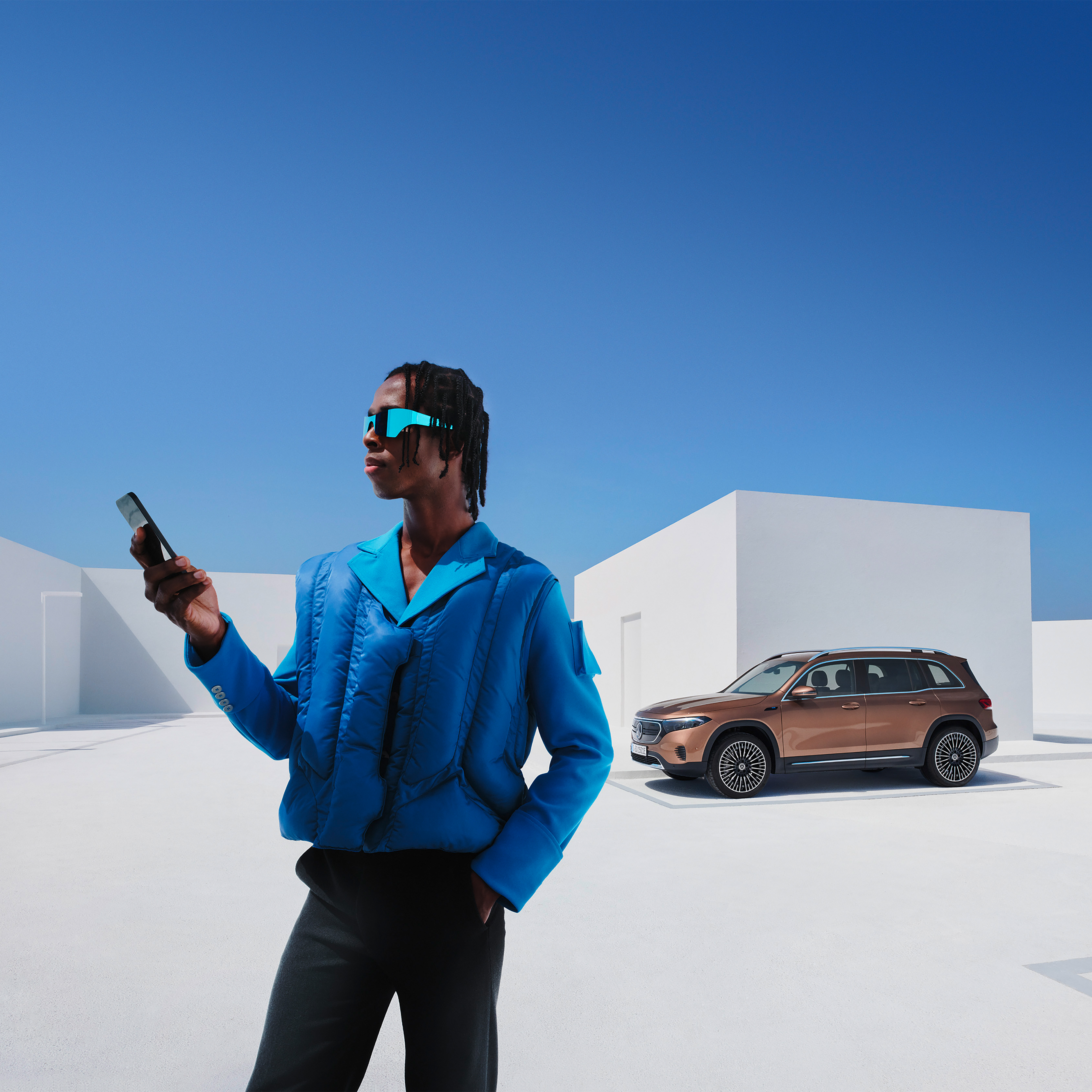 Remote | Mercedes-Benz digitale tjenester Mand tjekker Mercedes-Benz bilstatus via smartphone app