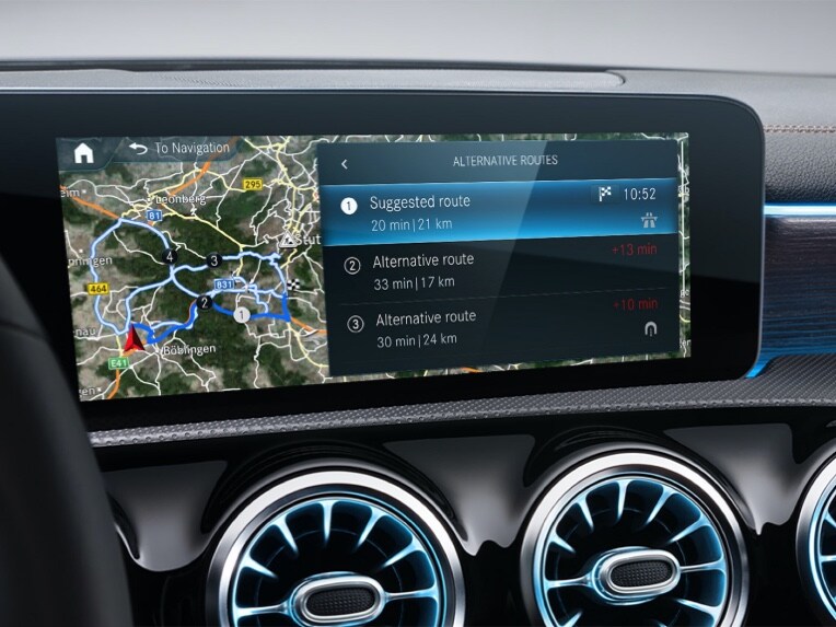 MBUX multimediesystem med navigationsvisning og indtastet rute