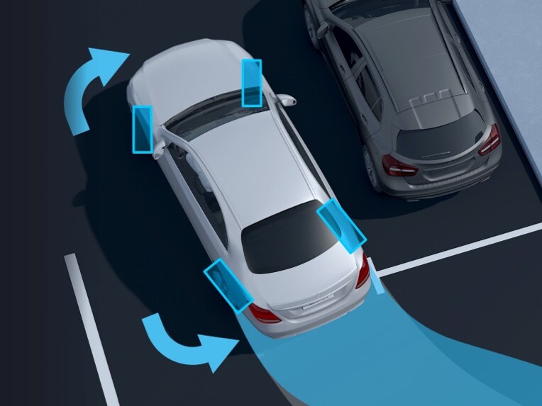 Bil parkerer på en parkeringsplads med den digitale tjeneste Bagakselstyring