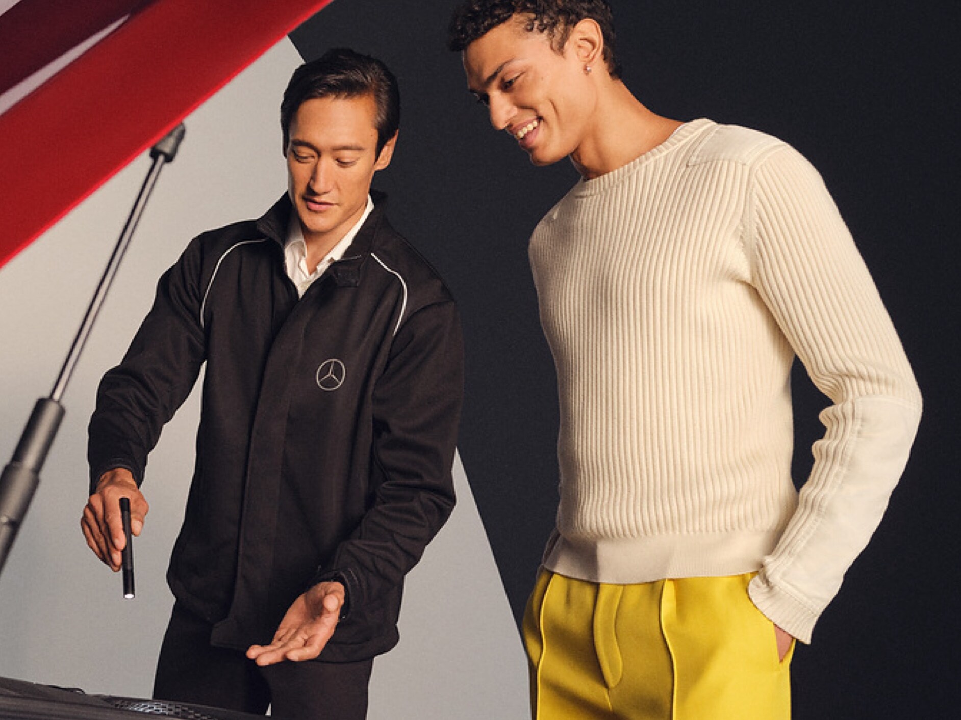 Mercedes-Benz servicemedarbejder taler med kunde ved åben kølerhjelm