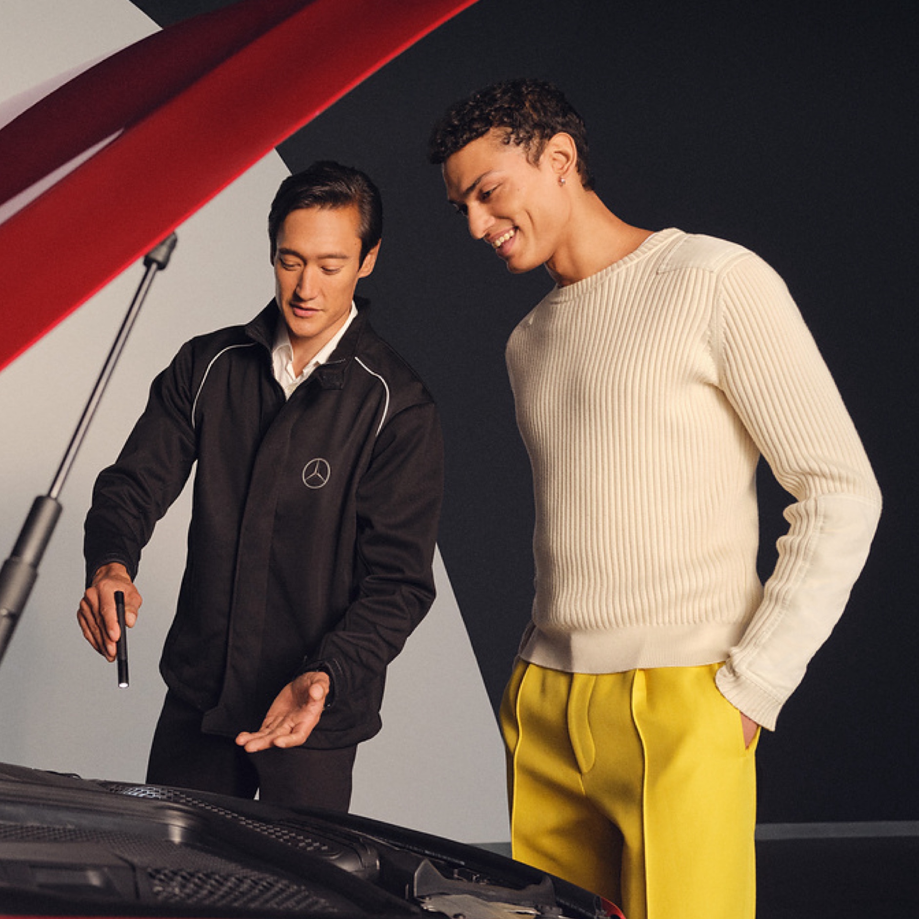 Kundeservice | Mercedes-Benz Mercedes-Benz servicemedarbejder taler med kunde ved åben kølerhjelm