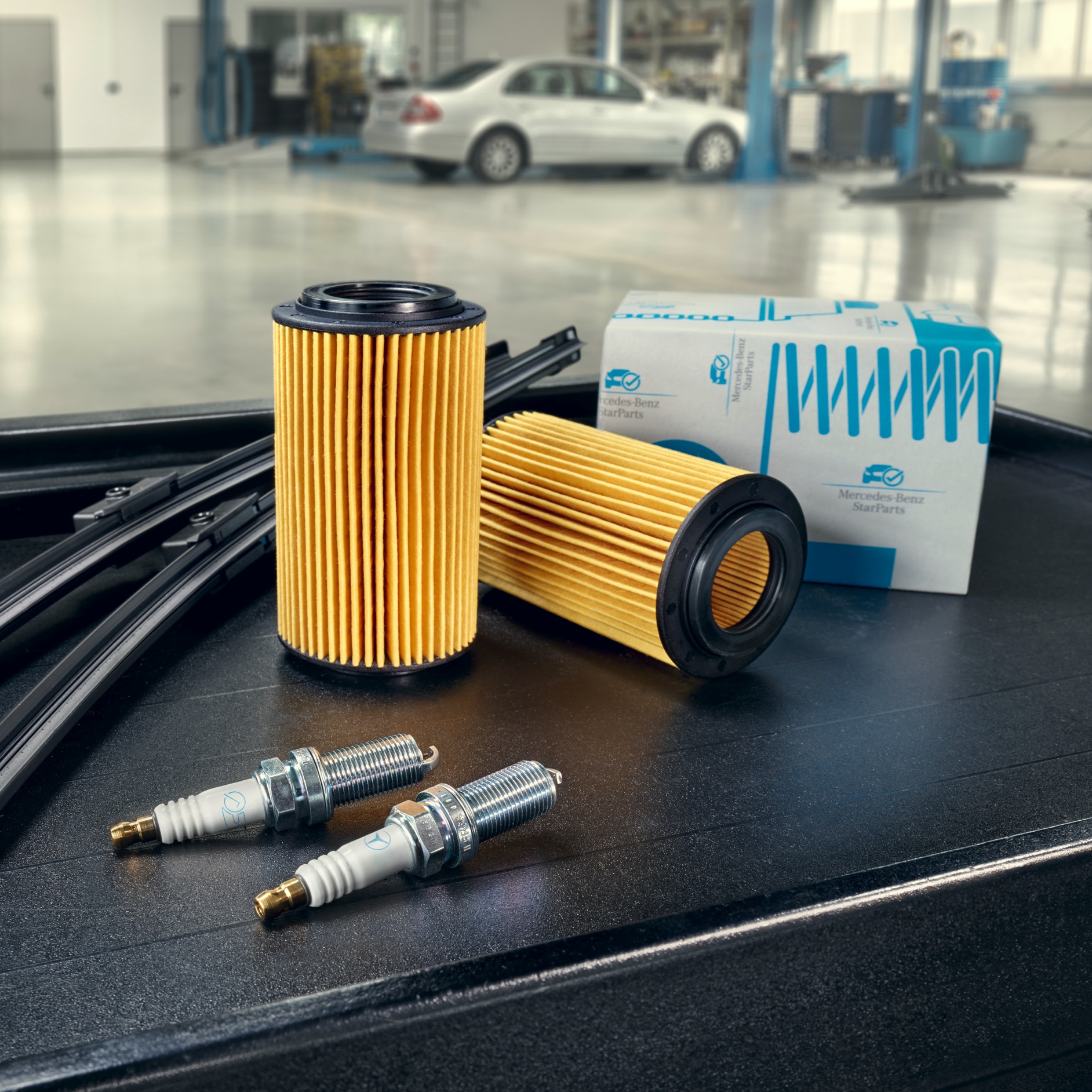 Mercedes-Benz StarParts | Reservedele | Mercedes-Benz Forskellige Mercedes-Benz reservedele liggende på bord på værksted