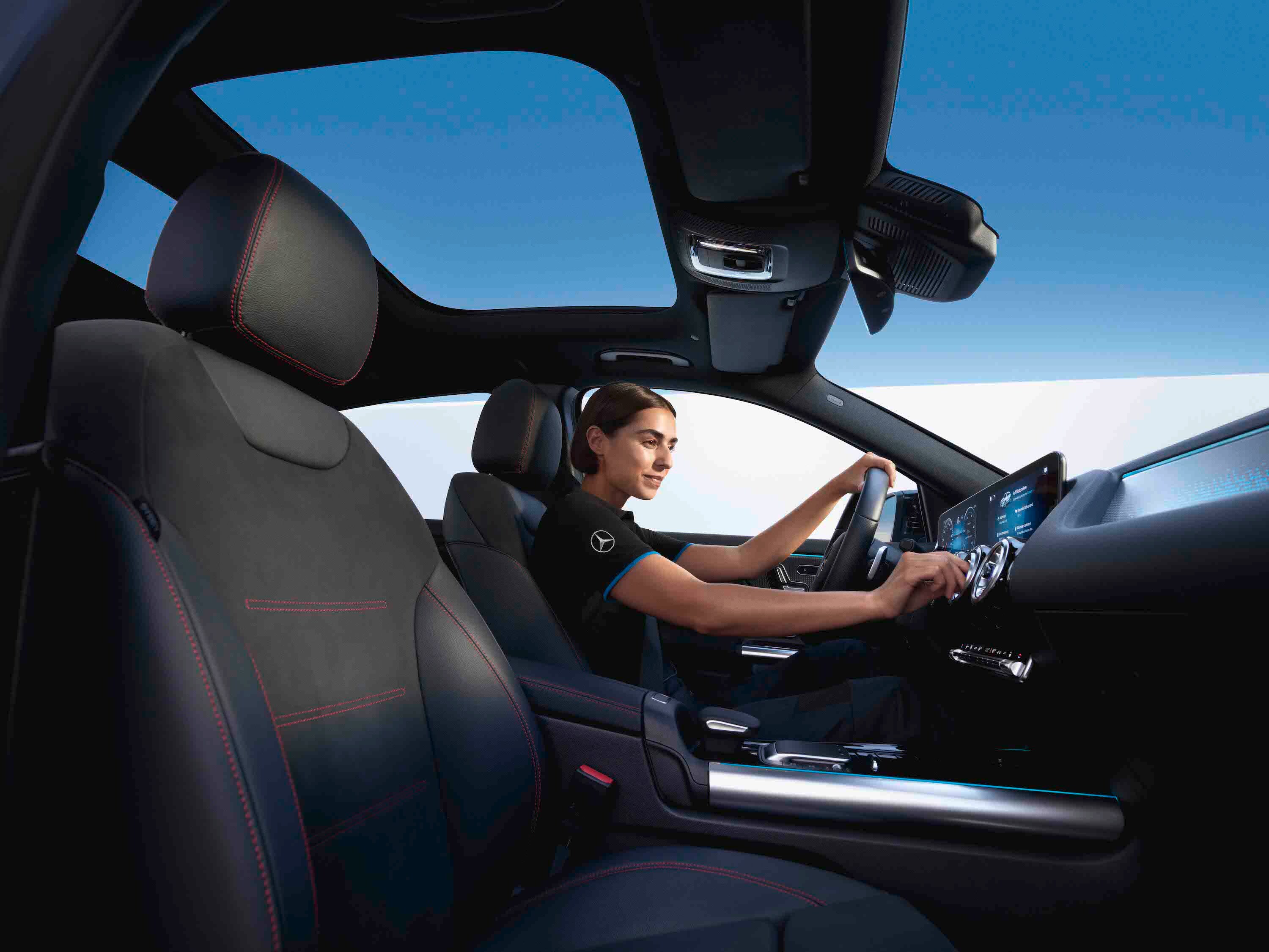 En Mercedes-Benz tekniker kontrollerer kabinefiltrene.