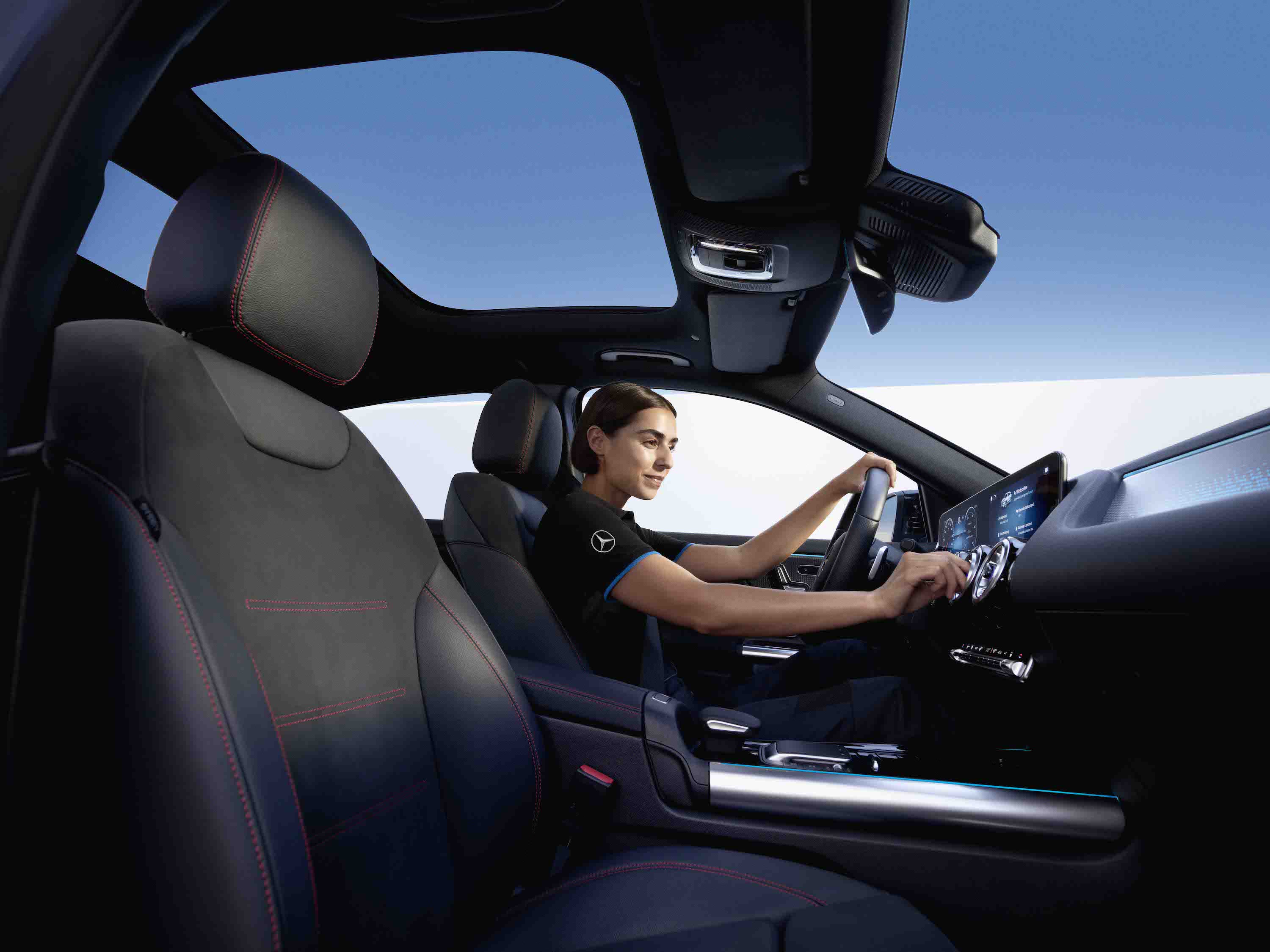 Originale Mercedes-Benz luftfiltre En Mercedes-Benz tekniker kontrollerer kabinefiltrene.