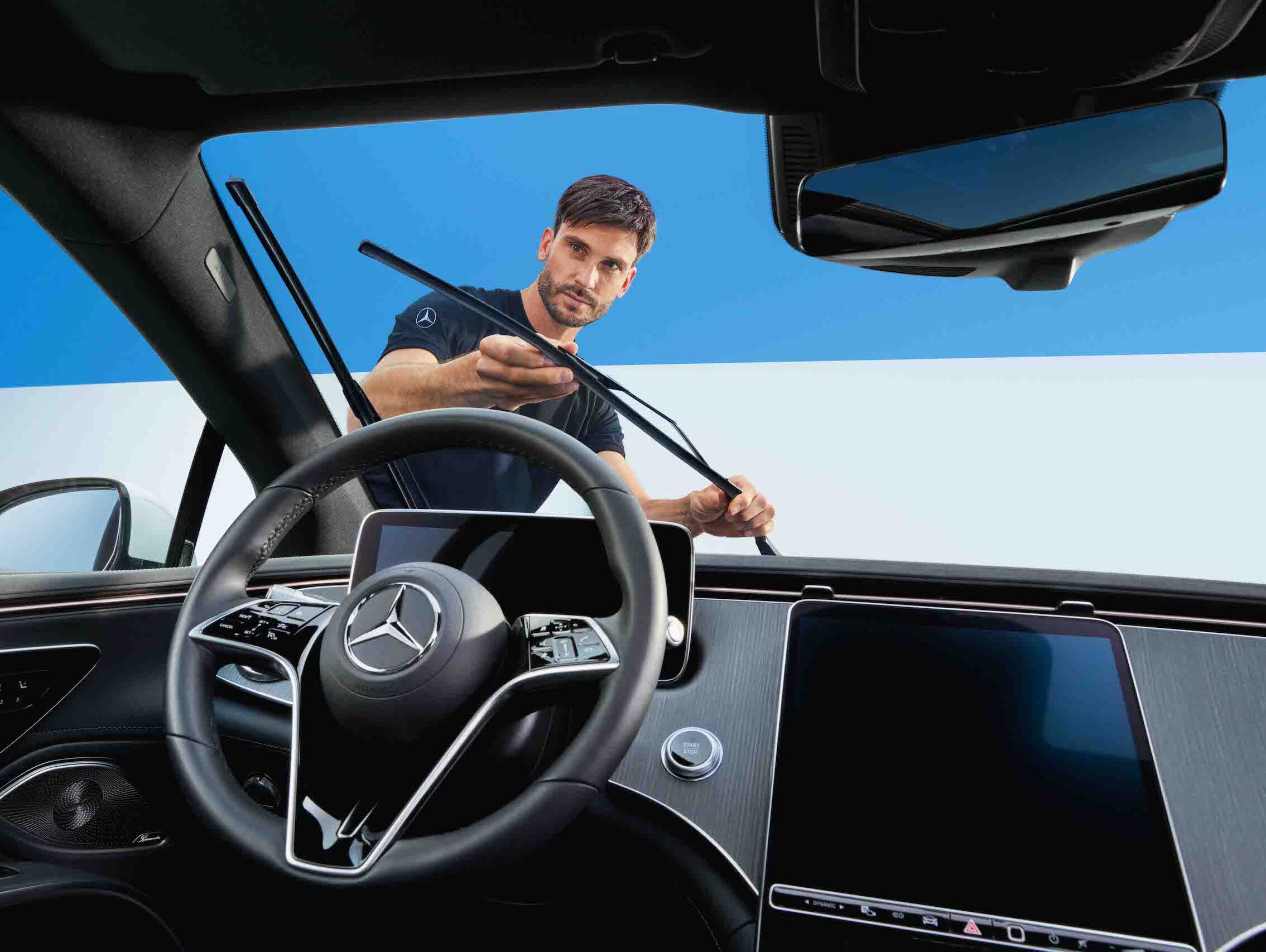 Mercedes-Benz tekniker udskifter vinduesviskere på bil