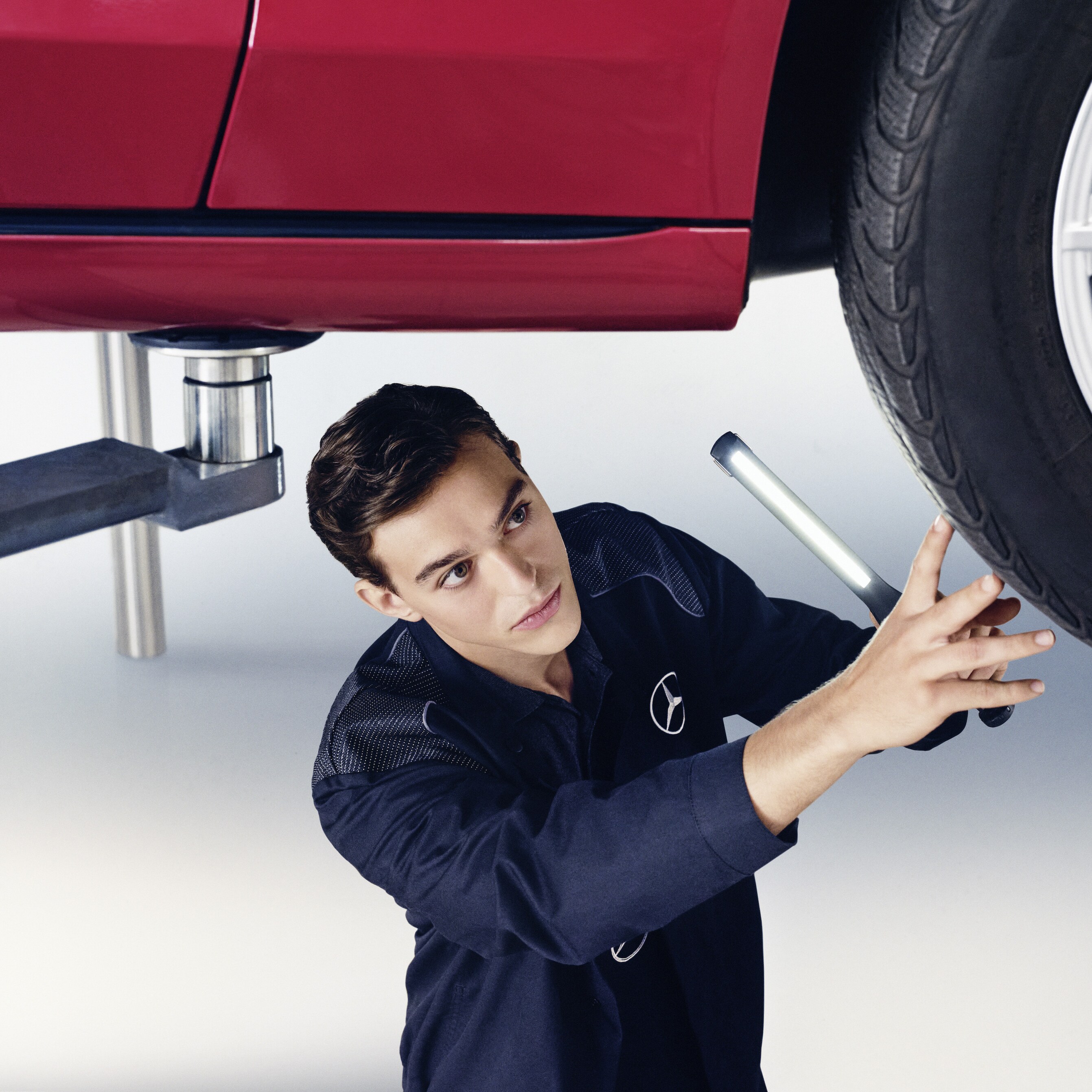 Mercedes-Benz tekniker inspicerer bilens underside