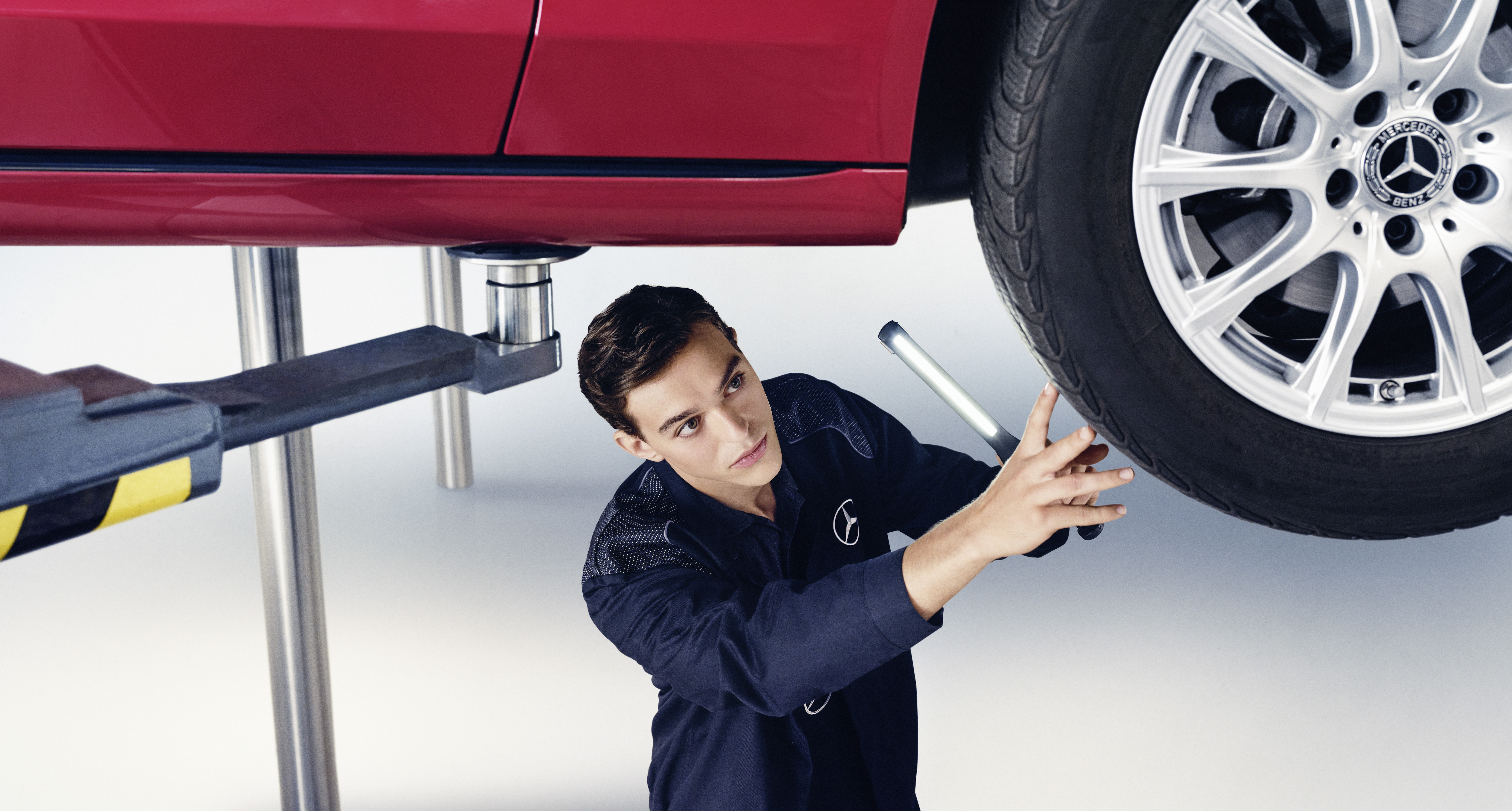 Reservedele | Mercedes-Benz Mercedes-Benz tekniker inspicerer bilens underside