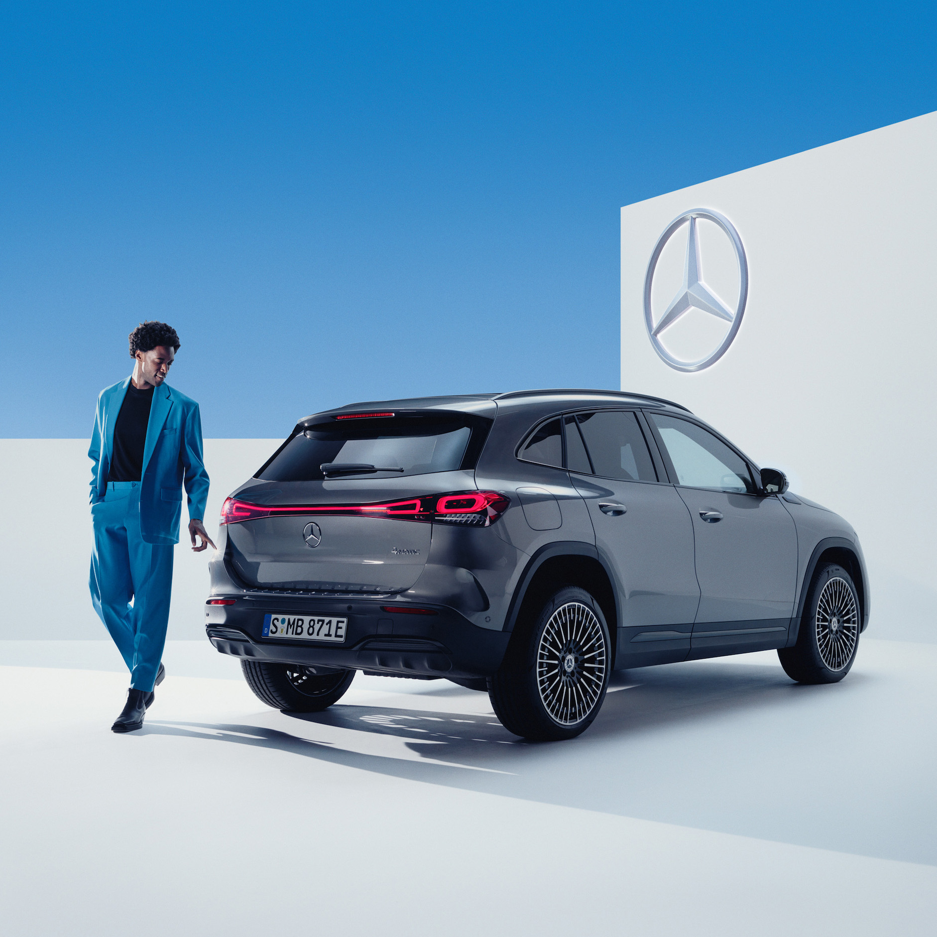 SmallRepair | Reparation | Mercedes-Benz Mand går bagom sin parkerede Mercedes-Benz bil