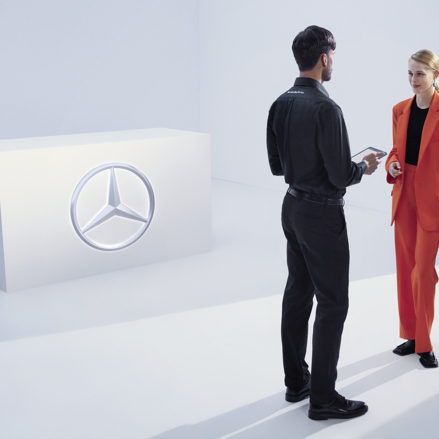 Mercedes-Benz tekniker i dialog med kunde