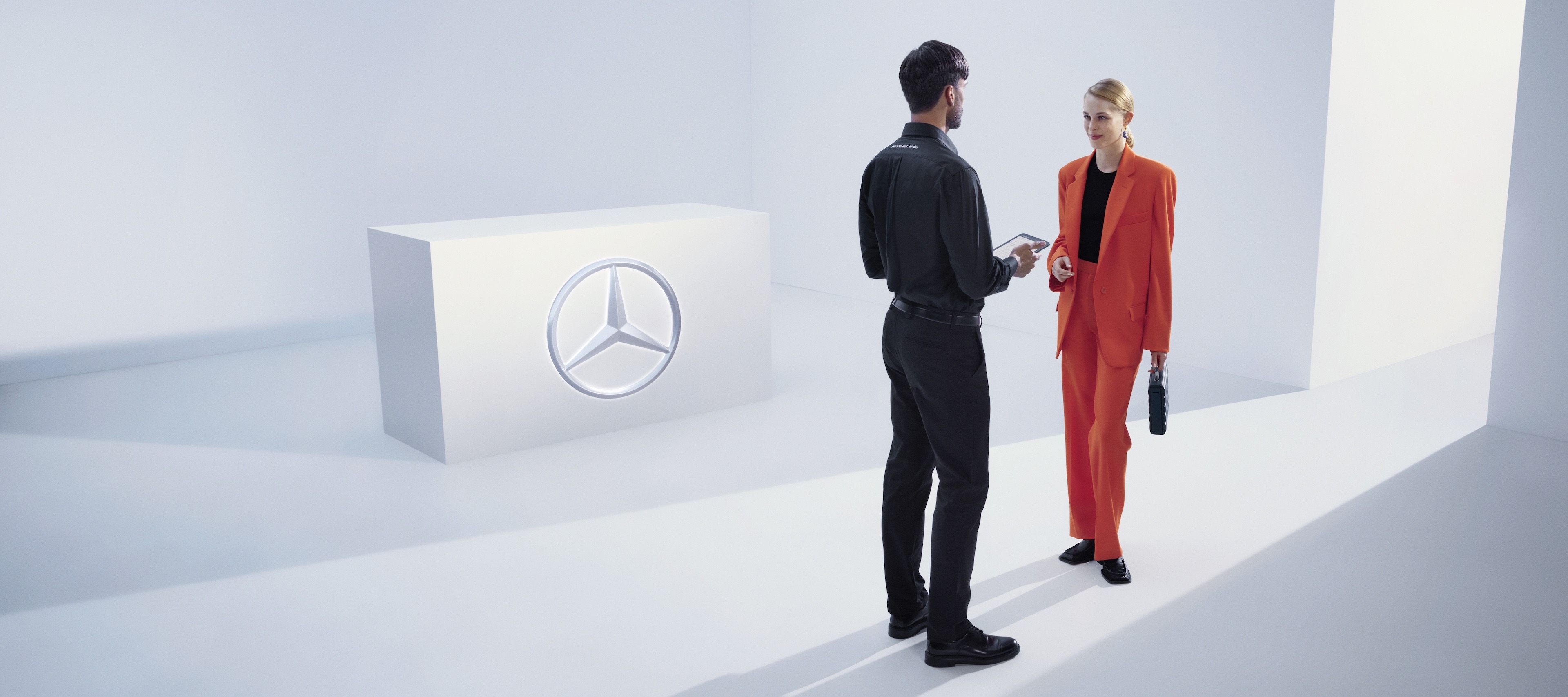 Retur- og affaldshåndtering | Mercedes-Benz Mercedes-Benz tekniker i dialog med kunde