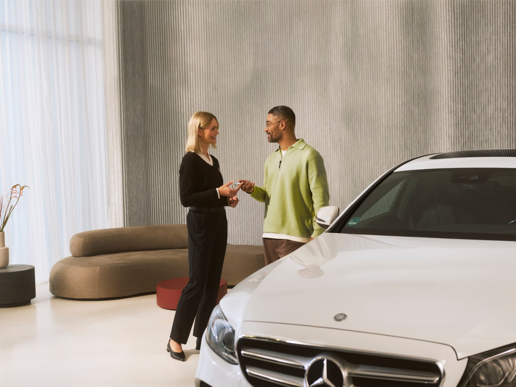 Mercedes-Benz medarbejder taler med kunde om at forlænge sin garanti.