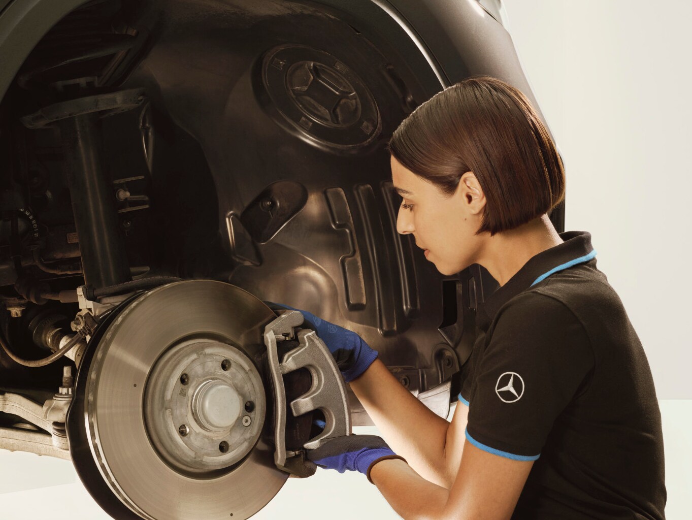 Mercedes-Benz servicemedarbejder i gang med bremsecheck på værksted