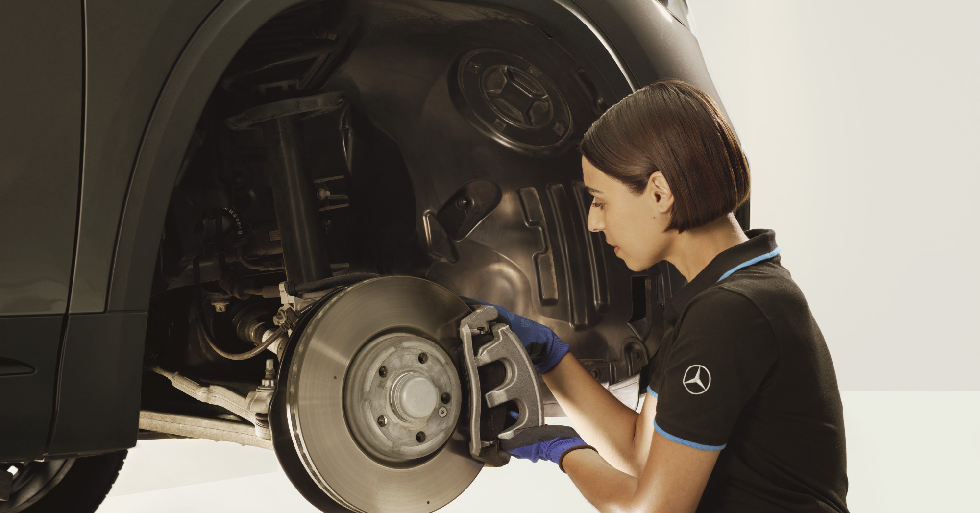 ServiceCare Serviceaftale | Mercedes-Benz Mercedes-Benz servicemedarbejder i gang med bremsecheck på værksted