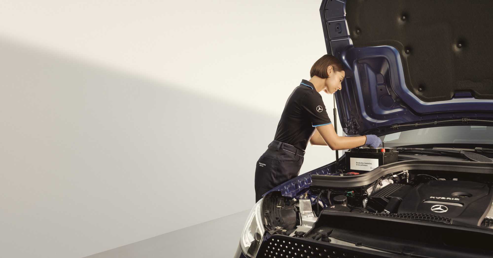 WarrantyExtension Serviceaftale | Mercedes-Benz Mercedes-Benz servicemedarbejder tjekker batteriet på Mercedes-Benz