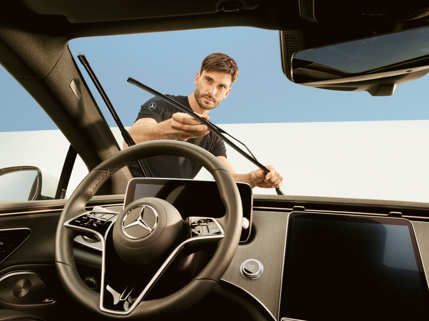 Mercedes-Benz servicemedarbejder set ud gennem forruden i færd med at skifte vinduesvisker