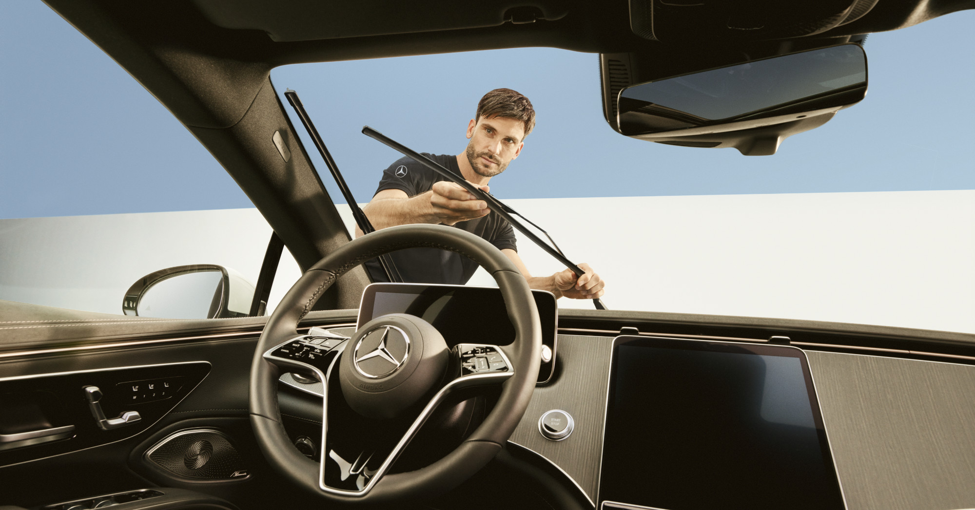 CompleteCare Serviceaftale | Mercedes-Benz Mercedes-Benz servicemedarbejder set ud gennem forruden i færd med at skifte vinduesvisker