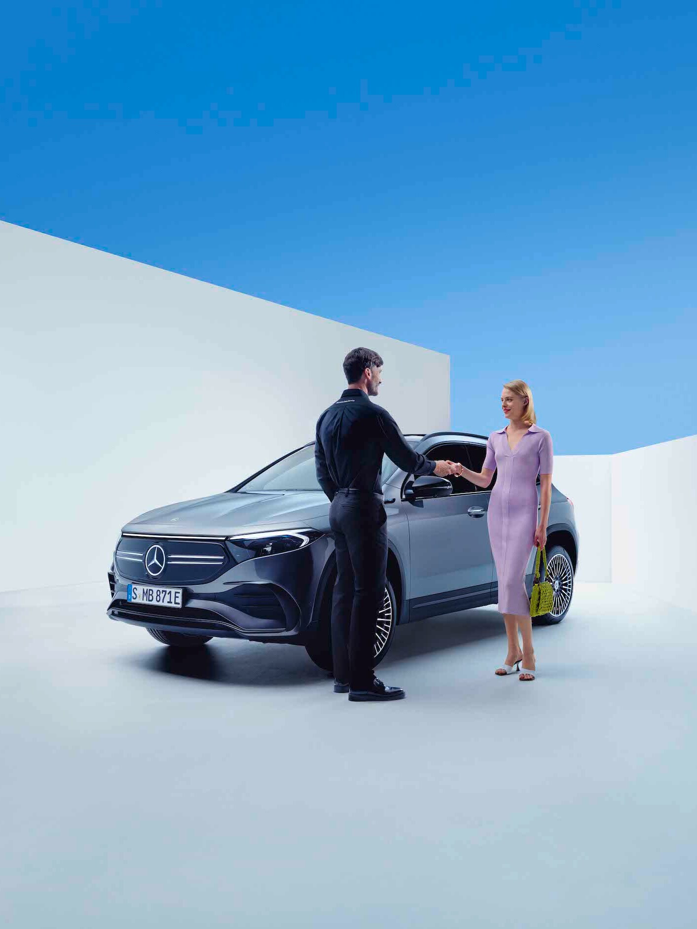 Mercedes-Benz servicemedarbejder afleverer bil til kunde efter serviceeftersyn