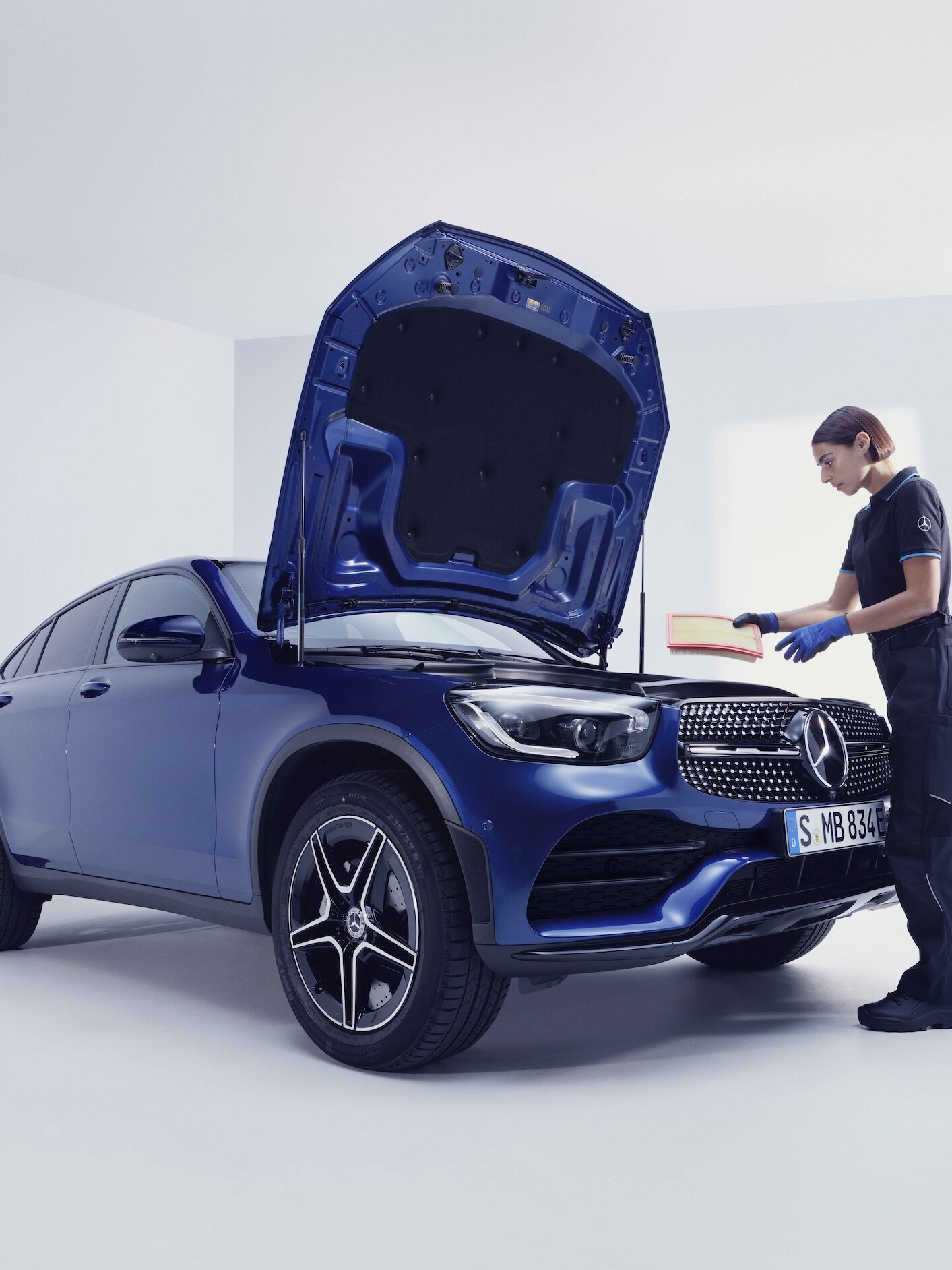 Mercedes-Benz tekniker kontrollerer bil med åben kølerhjelm