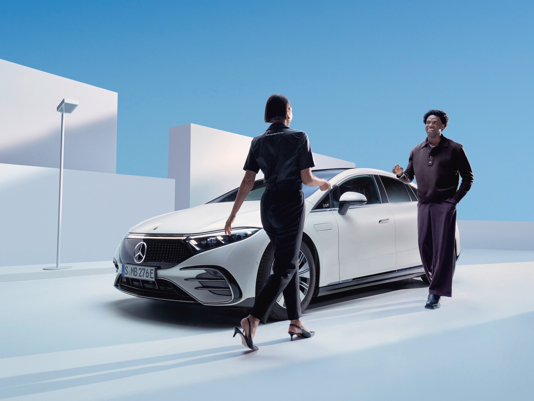 Kvinde benytter Mercedes-Benz hente- og bringeservice til bilservice