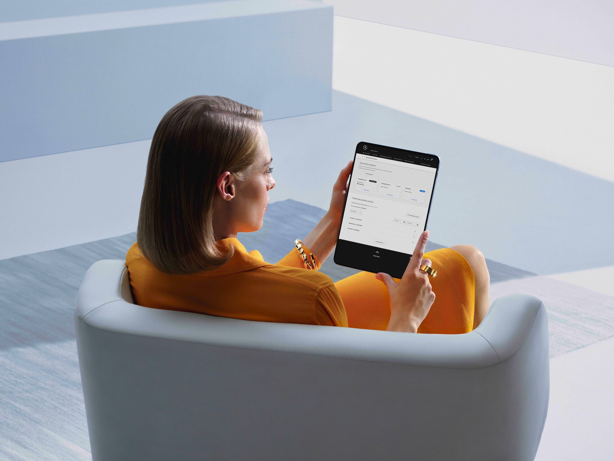 Kvinde gennemgår digital servicerapport på tablet fra Mercedes-Benz