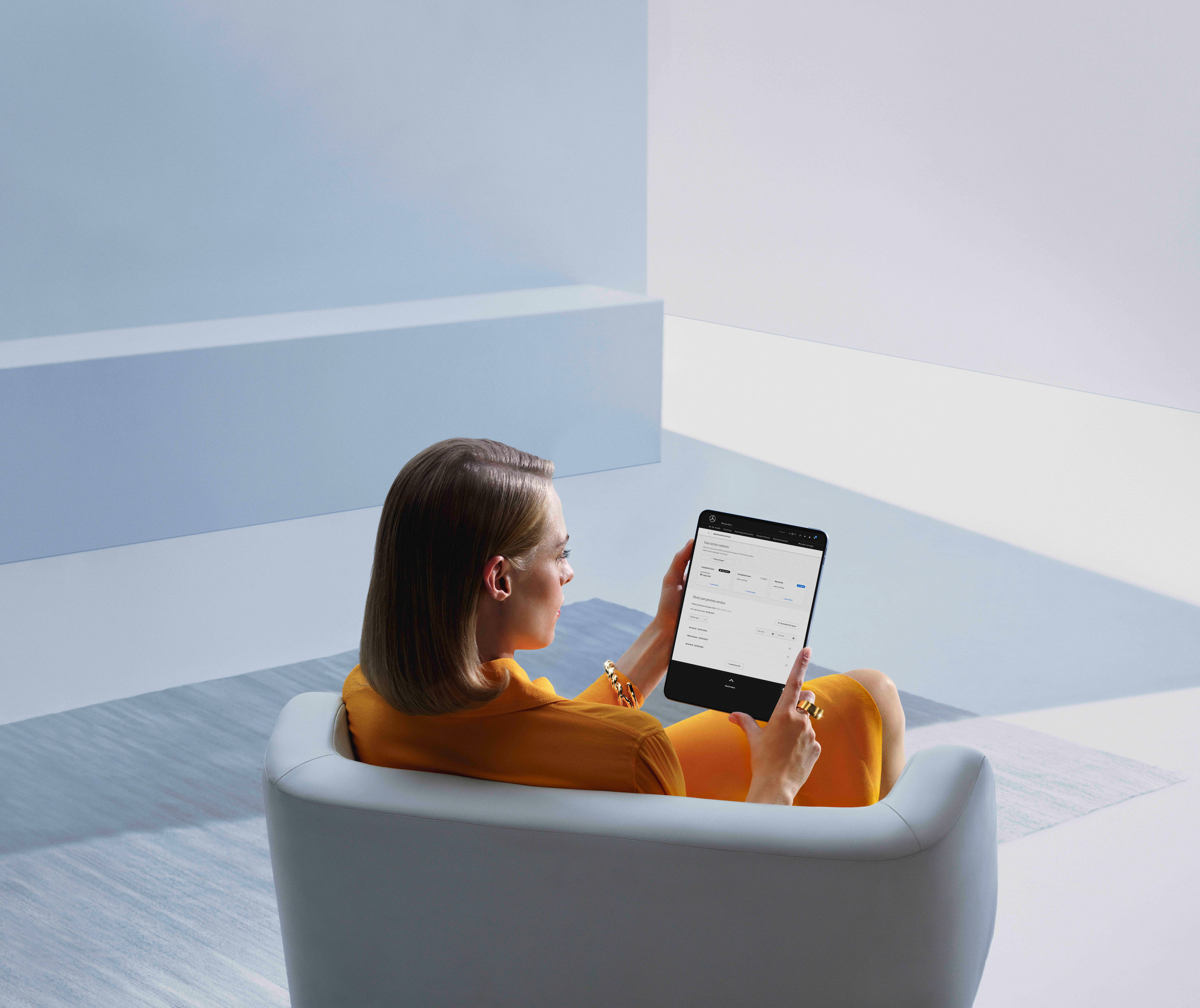 Digital servicerapport | Serviceeftersyn | Mercedes-Benz Kvinde gennemgår digital servicerapport på tablet fra Mercedes-Benz