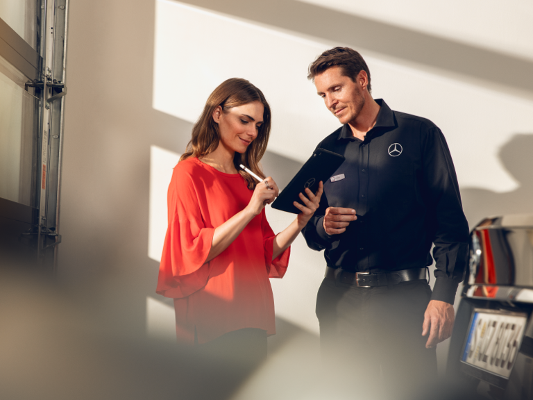 Service24h | Kundeservice | Mercedes-Benz Mercedes-Benz medarbejder betjener kunde ved service