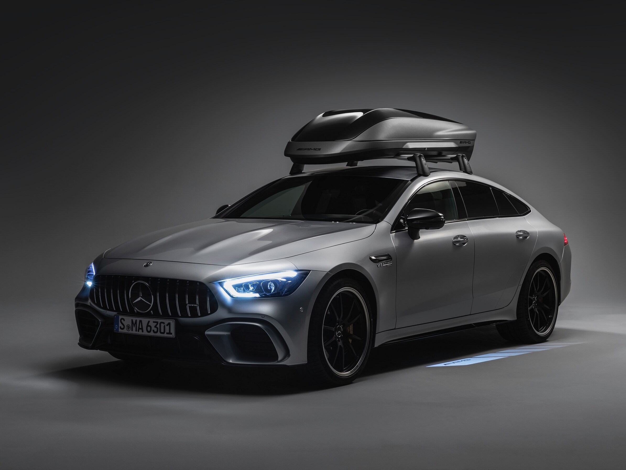 Den aerodynamiske Mercedes-AMG tagboks monteret på en Mercedes-AMG.