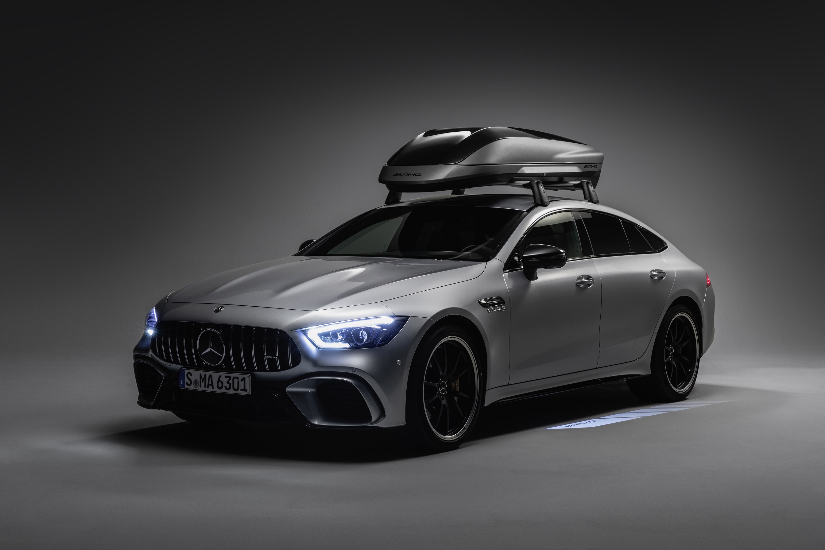 Mercedes-AMG tagboks | Teknisk tilbehør | Mercedes-Benz Den aerodynamiske Mercedes-AMG tagboks monteret på en Mercedes-AMG.