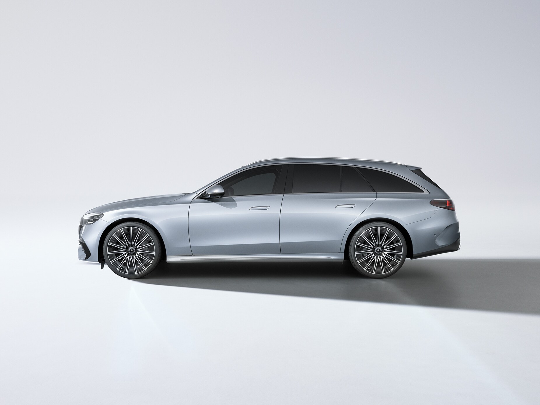 Mercedes-Benz E-Klasse Stationcar set fra siden